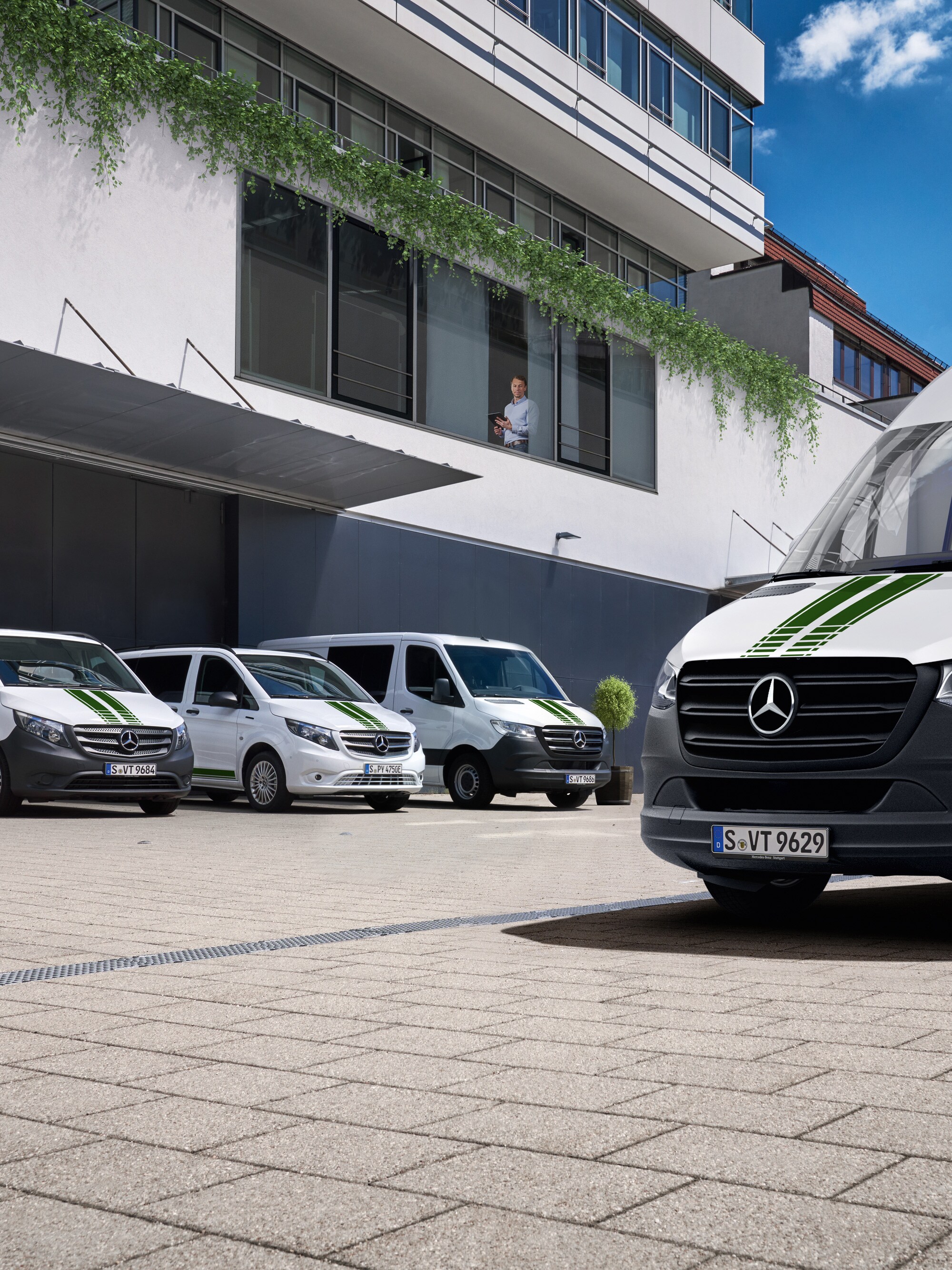 Een wegenpark Mercedes-Benz Bedrijfswagen voor een gebouw, symbool voor digitale vlootcontrole.