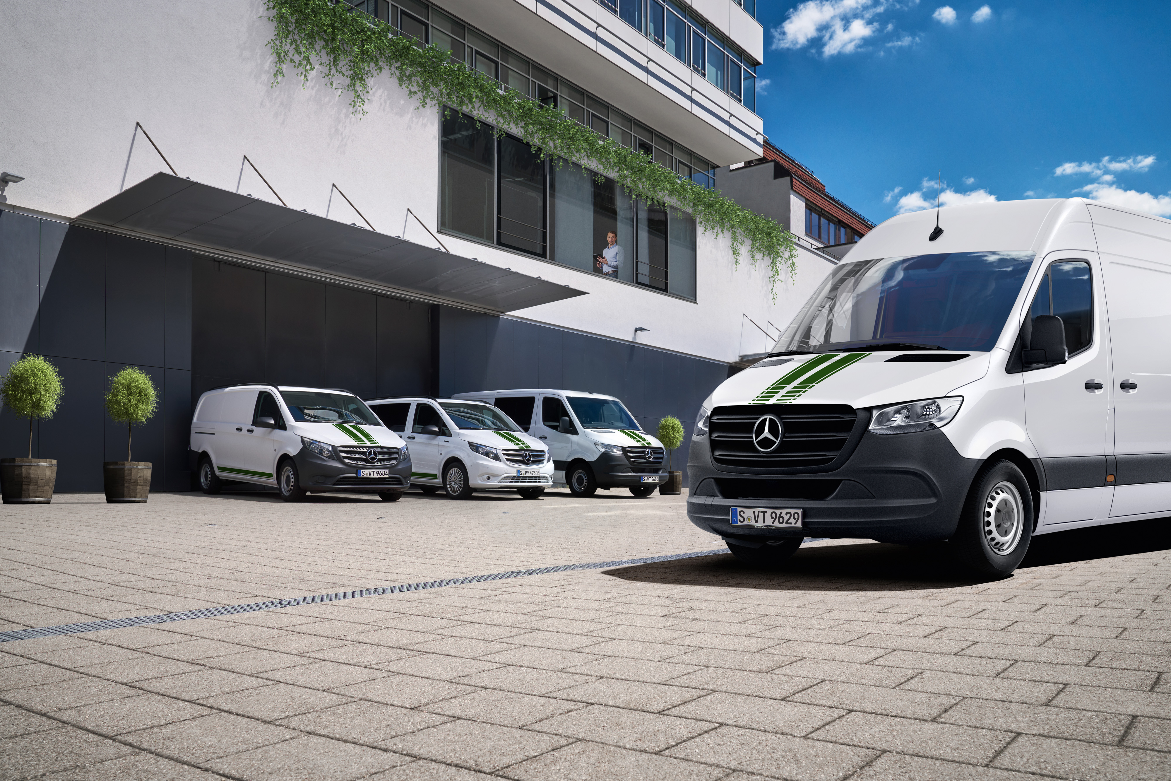 Mercedes-Benz | Bedrijfswagentechnologie | Van Uptime Monitor Een wagenpark Mercedes-Benz bestelwagens voor een gebouw, symbool voor digitale wagenparkcontrole.