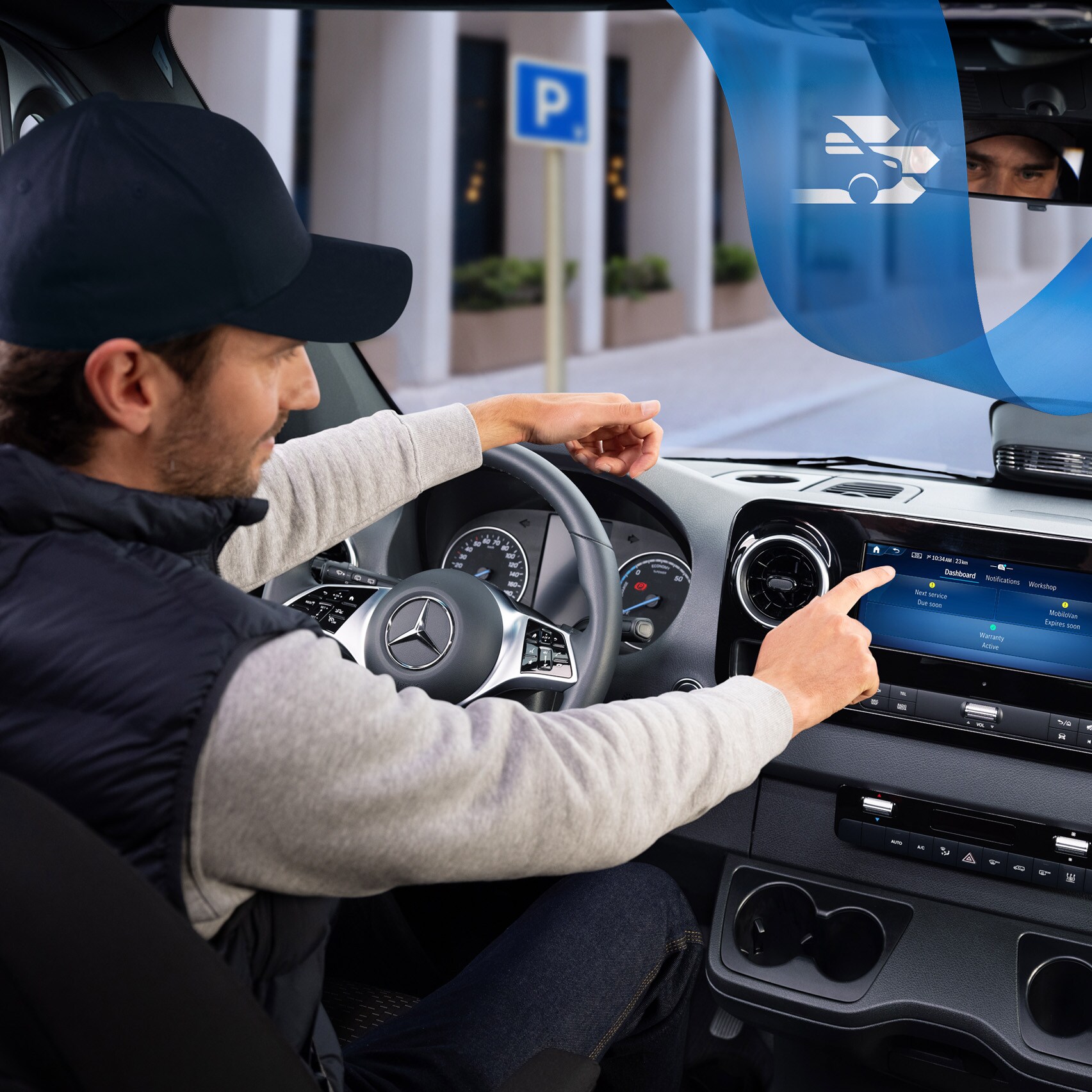 Bestuurder gebruikt de Mercedes-Benz Onboard Service App in het voertuig om serviceafspraken te boeken.