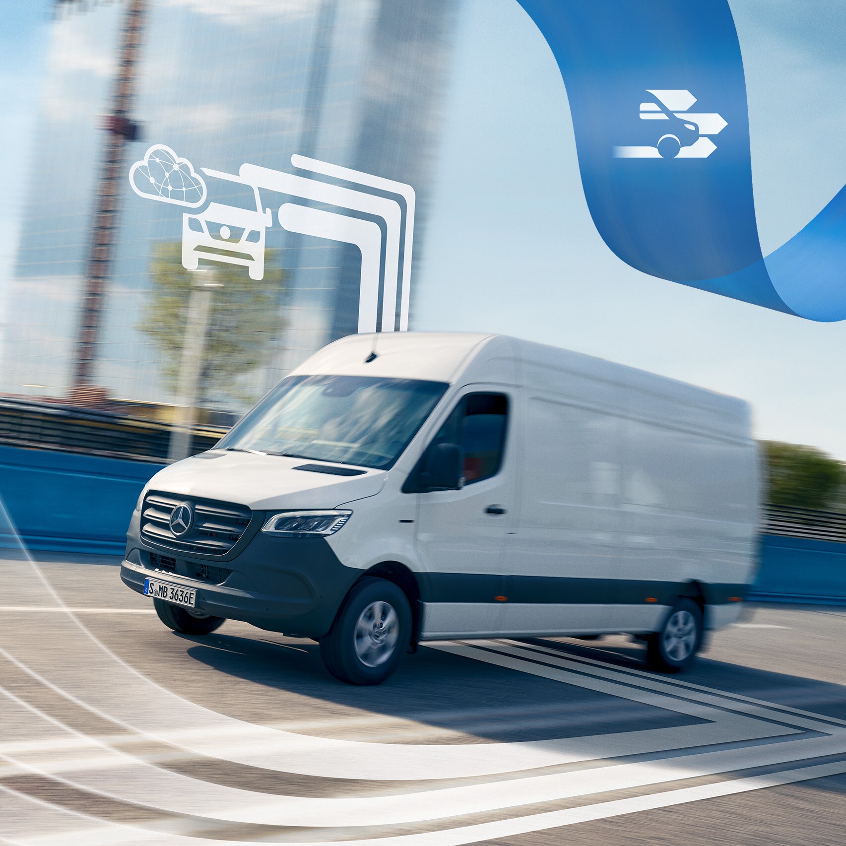 Witte Mercedes-Benz Sprinter Gesloten Bestelwagen Bedrijfswagen op de weg met digitaal symbool.