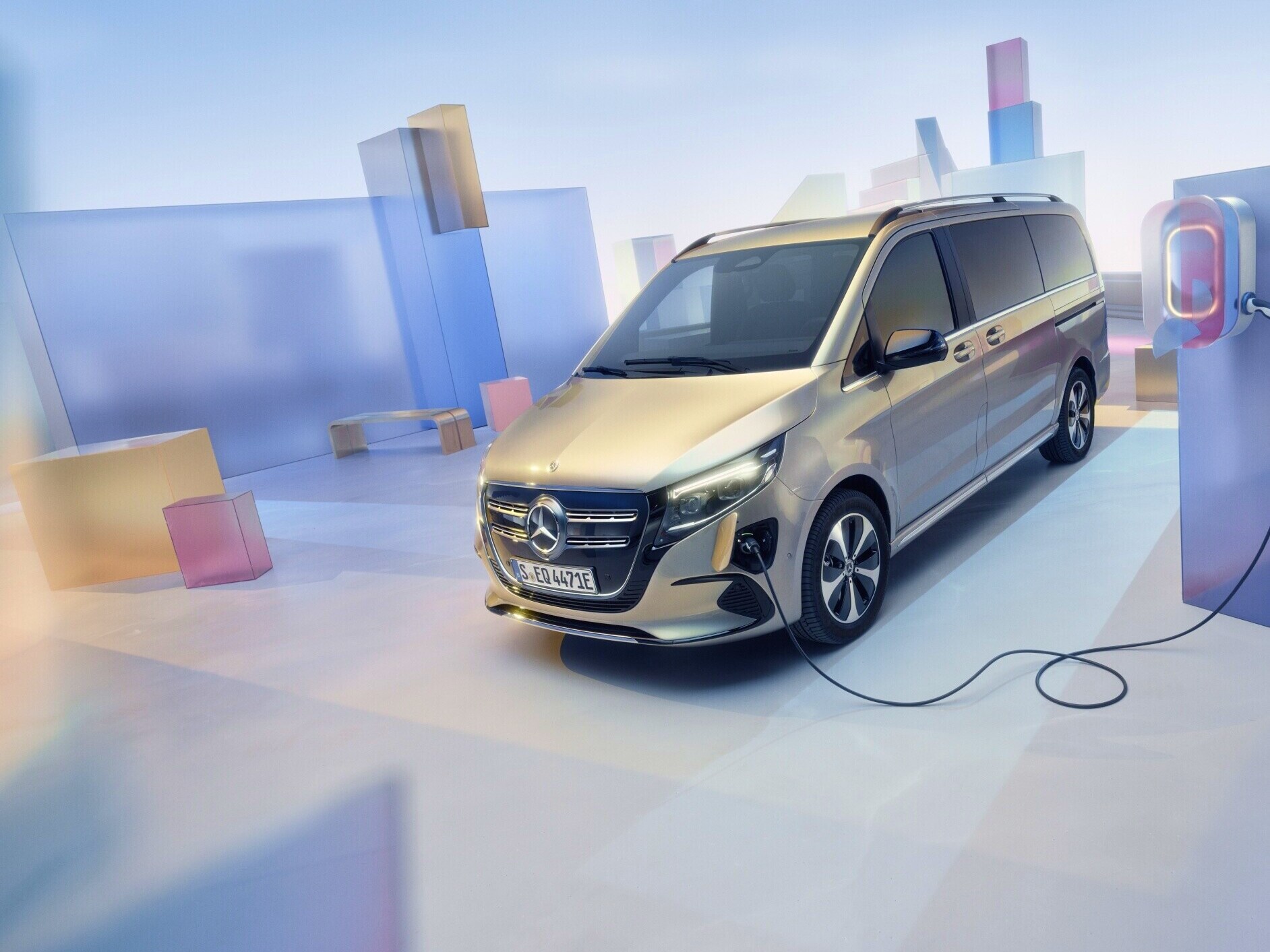 De Mercedes-Benz EQV bij een laadpunt.