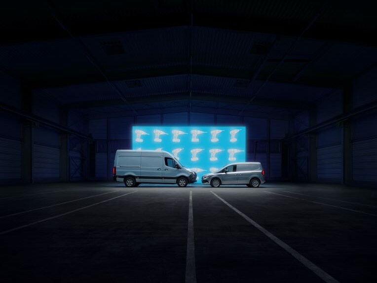 De Mercedes-Benz eVito Tourer op het dak van een meerlaagse parkeergarage.