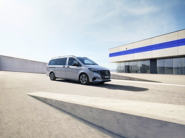 De Mercedes-Benz eVito Gesloten Bestelwagen wordt opgeladen bij een laadpunt.