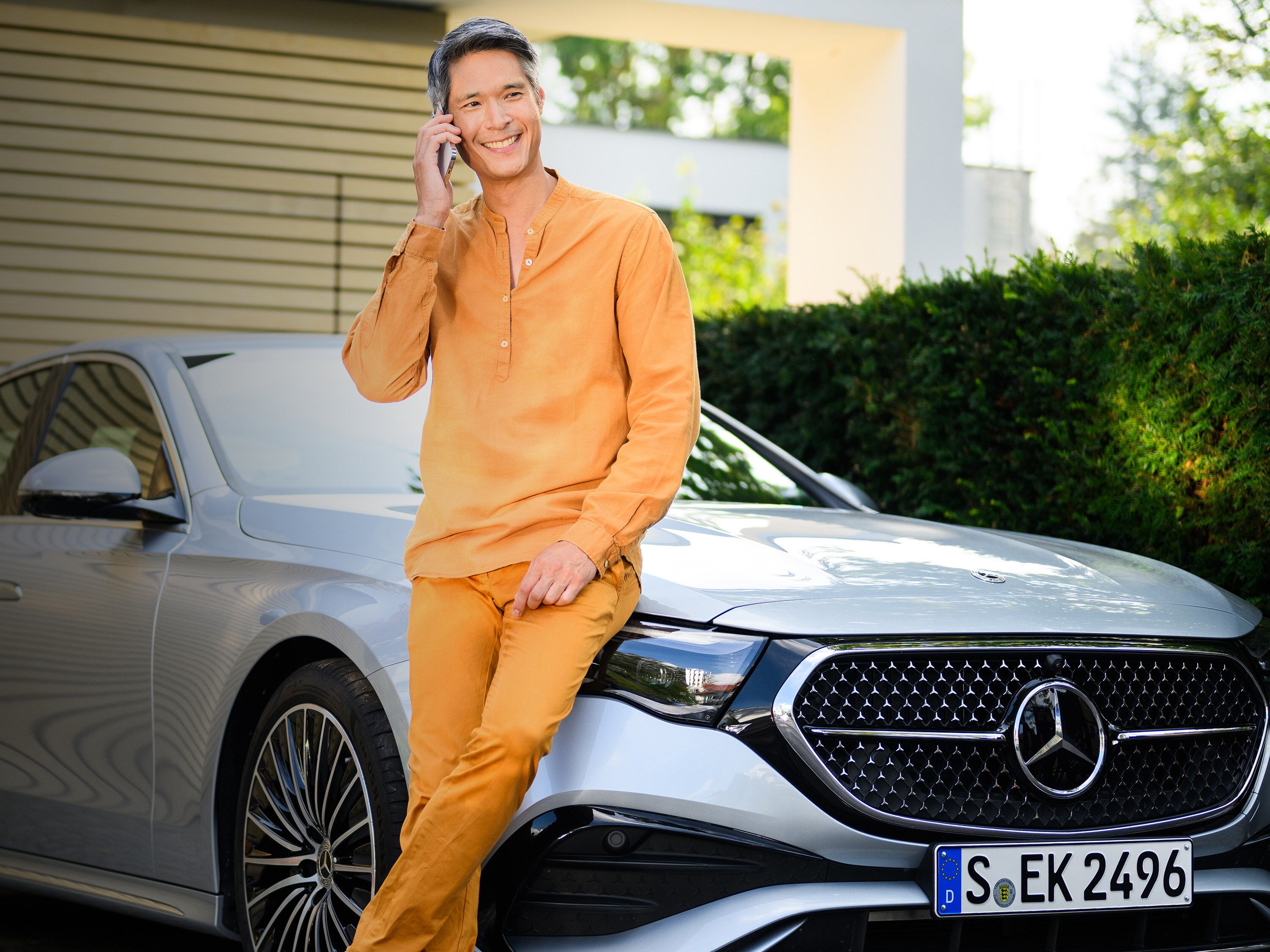 Zakenman op Mercedes-Benz auto. 