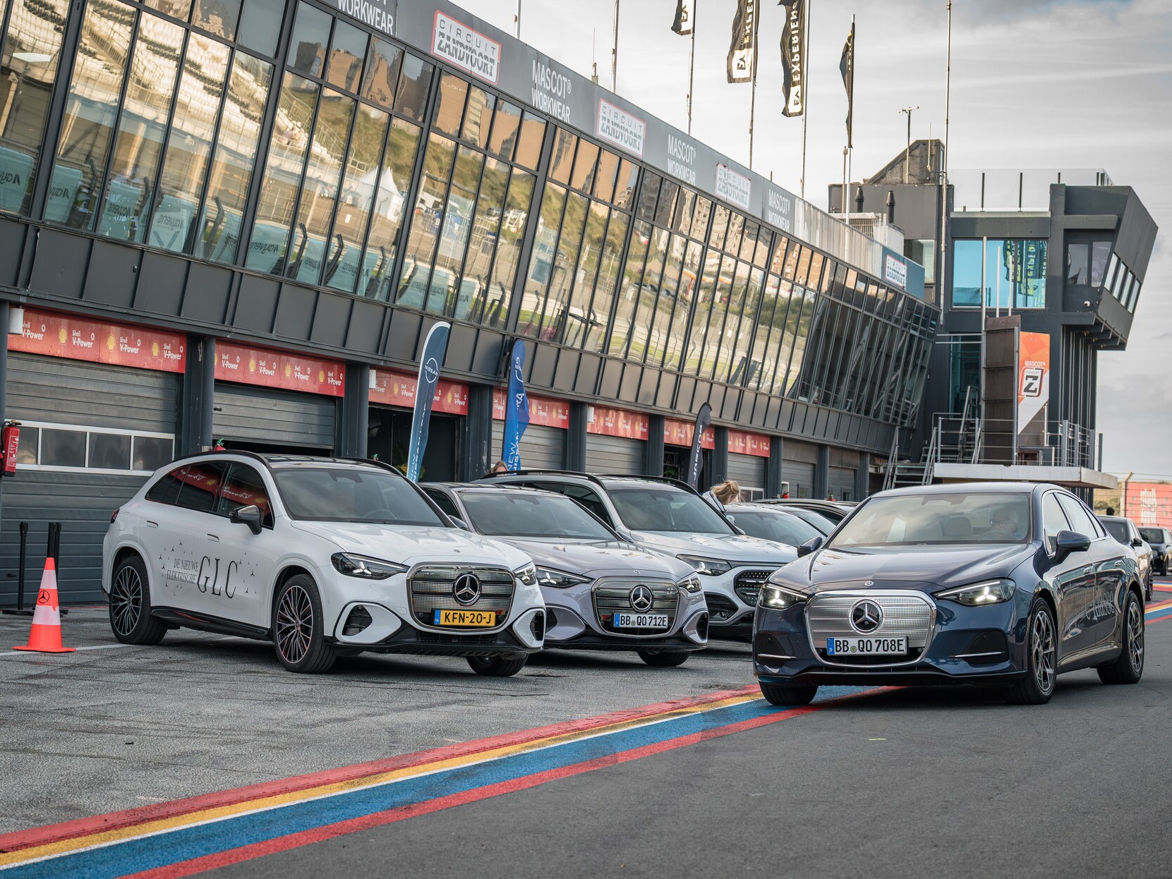 Elektrische modellen van Mercedes-Benz opgesteld bij Circuit Zandvoort tijdens de EV Experience 2026.