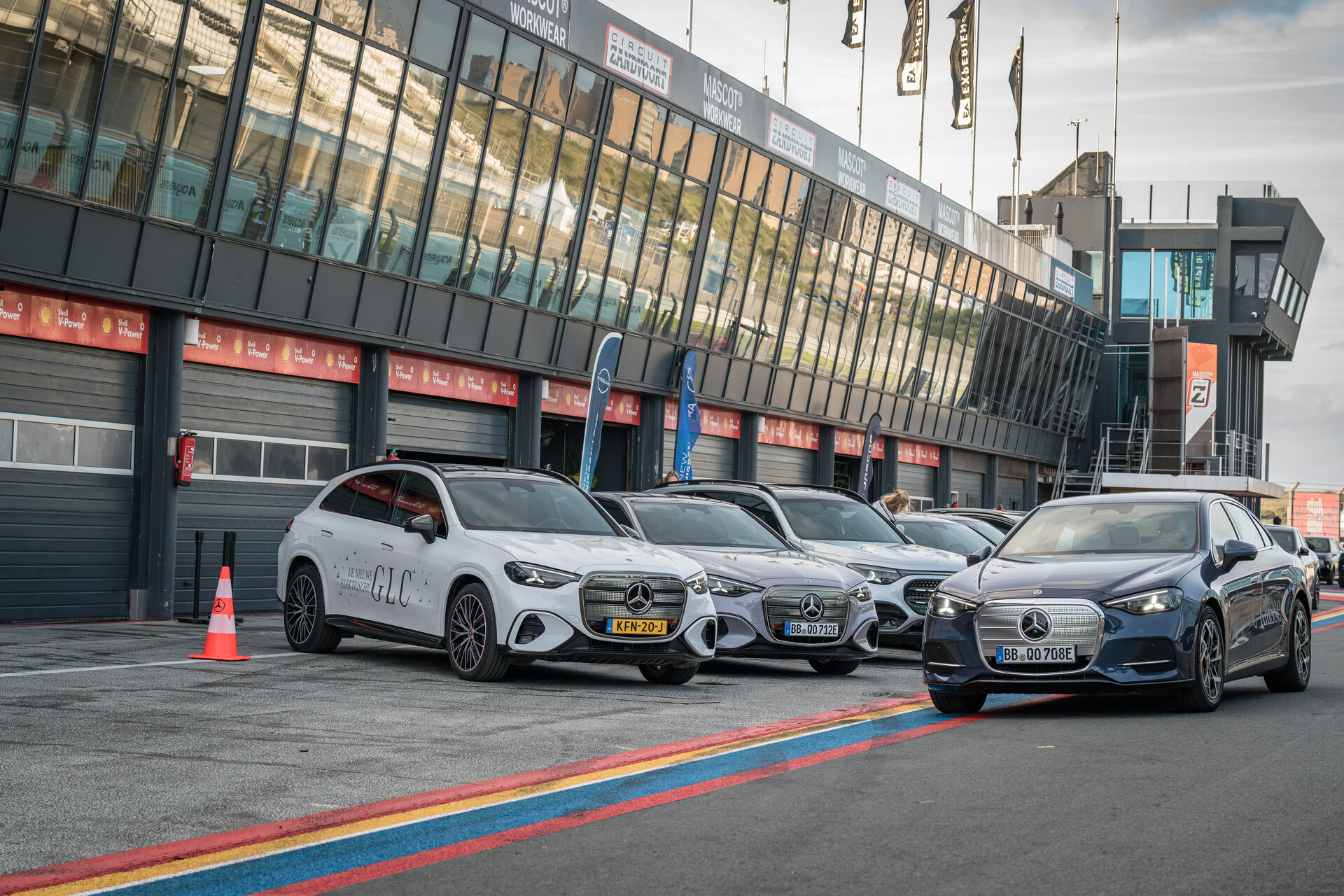 Elektrische modellen Elektrische modellen van Mercedes-Benz opgesteld bij Circuit Zandvoort tijdens de EV Experience 2026.