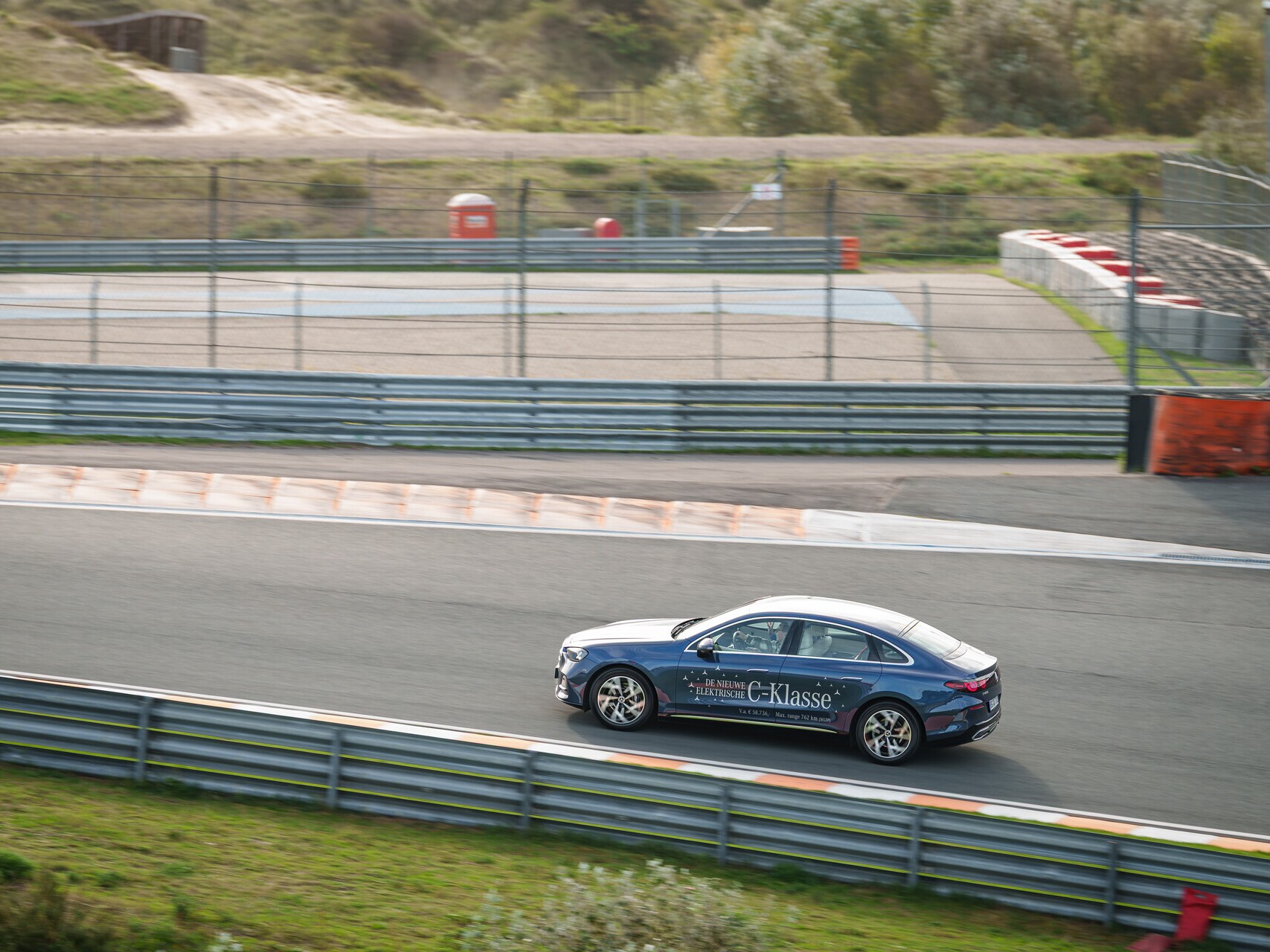 Elektrische Mercedes-Benz rijdt over Circuit Zandvoort tijdens de EV Experience 2026.