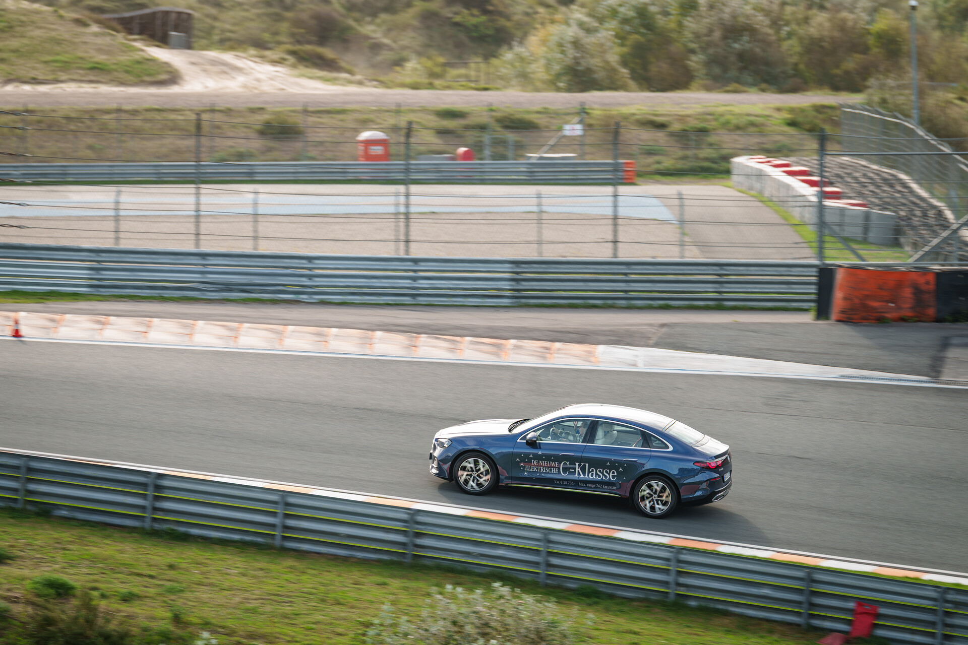 Auto op circuit Elektrische Mercedes-Benz rijdt over Circuit Zandvoort tijdens de EV Experience 2026.