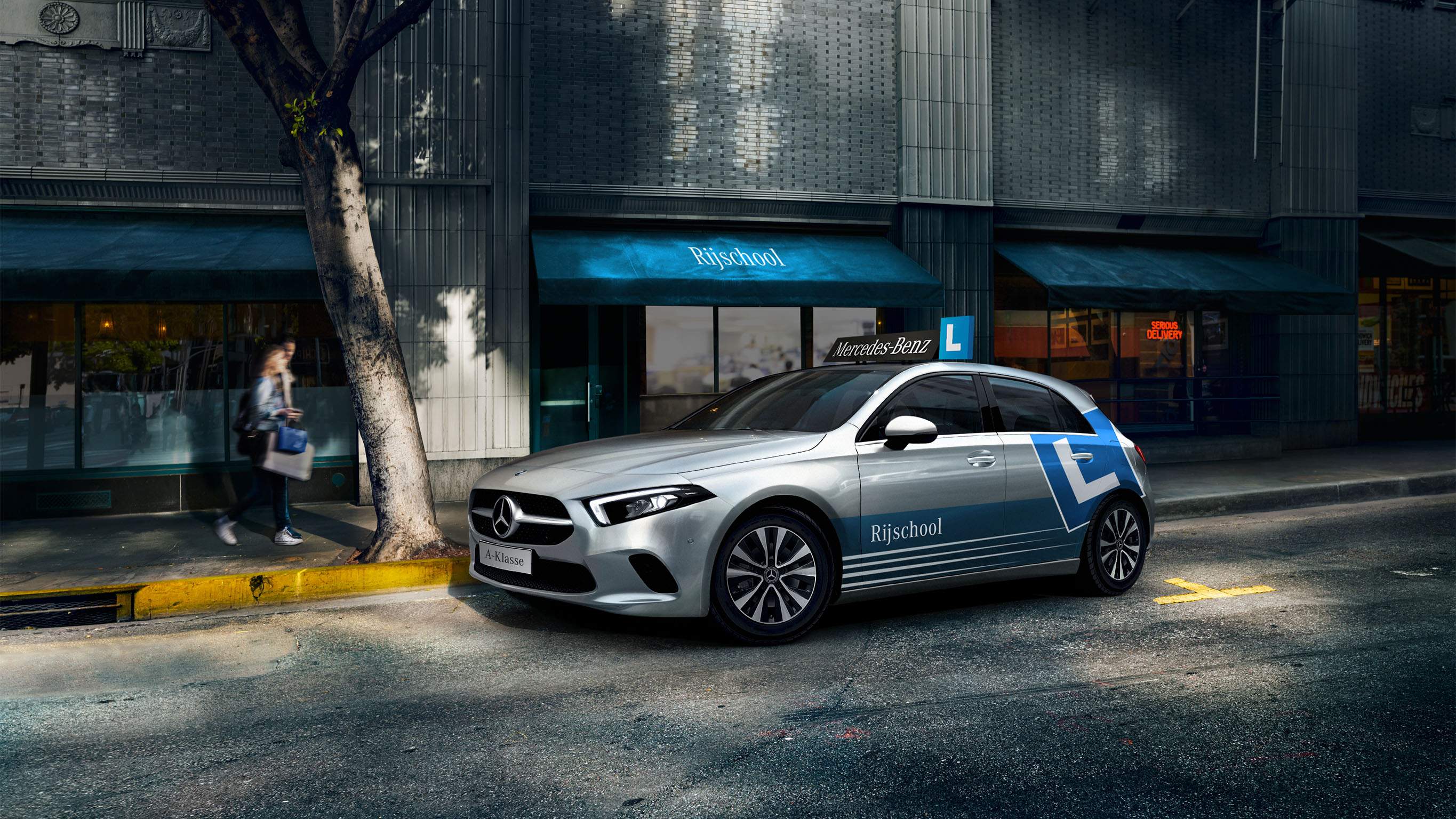 Mercedes-Benz: Rente Actie Rijschool Het beeld toont de zijkant van een grijze Mercedes-Benz A-Klasse lesauto.