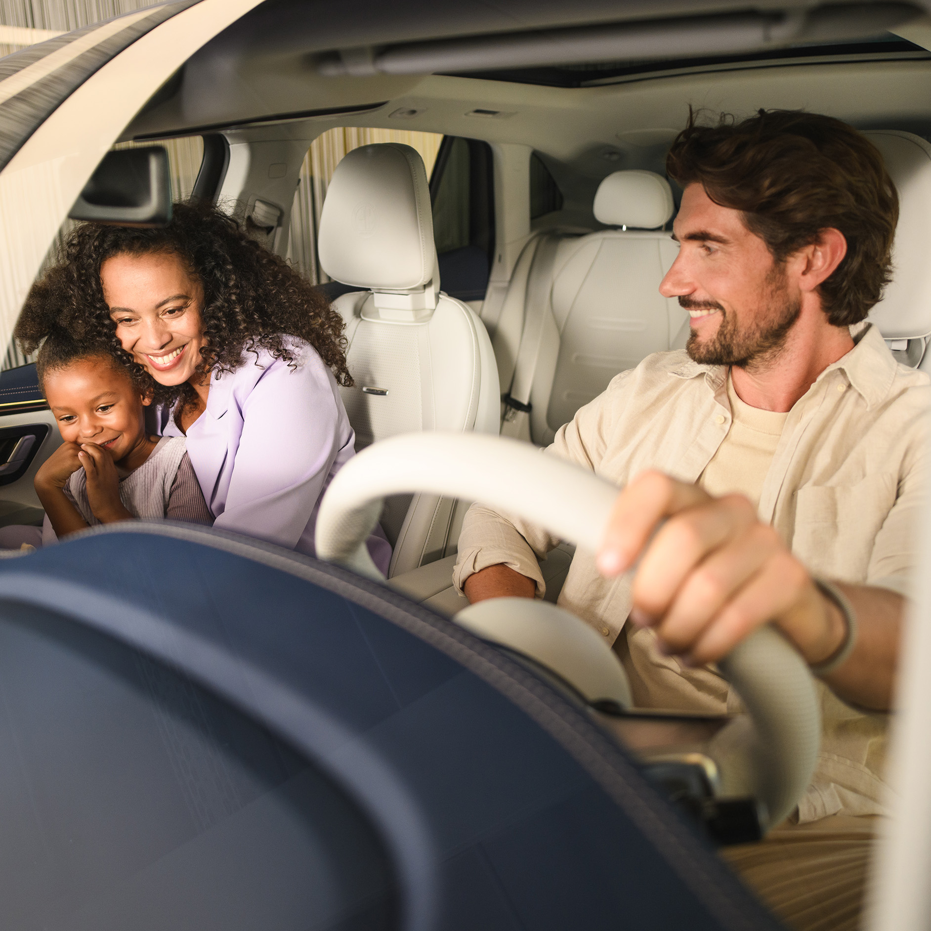 Contactgegevens Twee personen en een kind in een Mercedes-Benz voertuig.