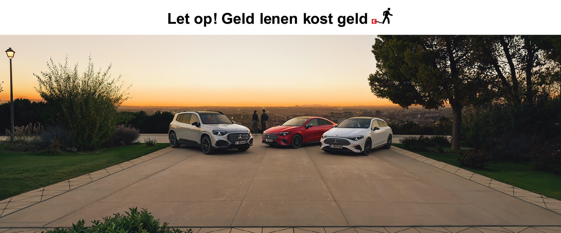 Financieringsaanbiedingen voor uw Mercedes-Benz Een vrouw nadert een Mercedes EQA.