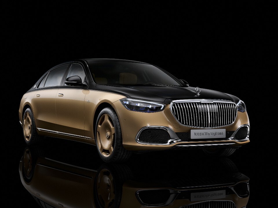 De afbeelding toont een vrouwe en de Mercedes-Benz Maybach op de achtergrond