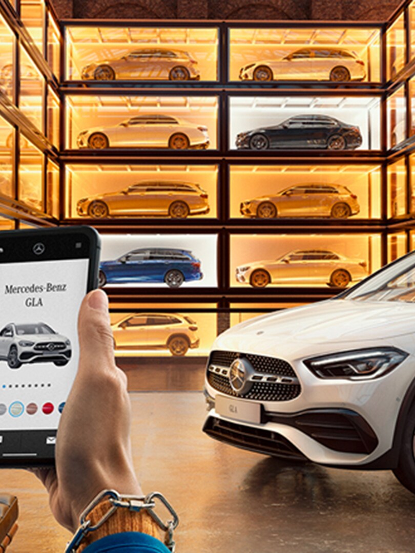 Een persoon die een mobiel apparaat gebruikt in een virtuele showroom.