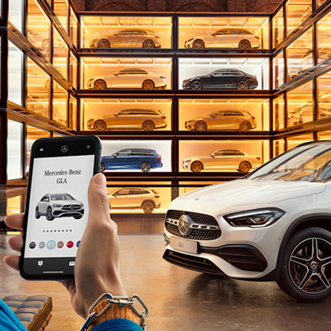 Nu 4,99% rente op de Mercedes-Benz personenwagens uit voorraad! Een persoon die een mobiel apparaat gebruikt in een virtuele showroom.