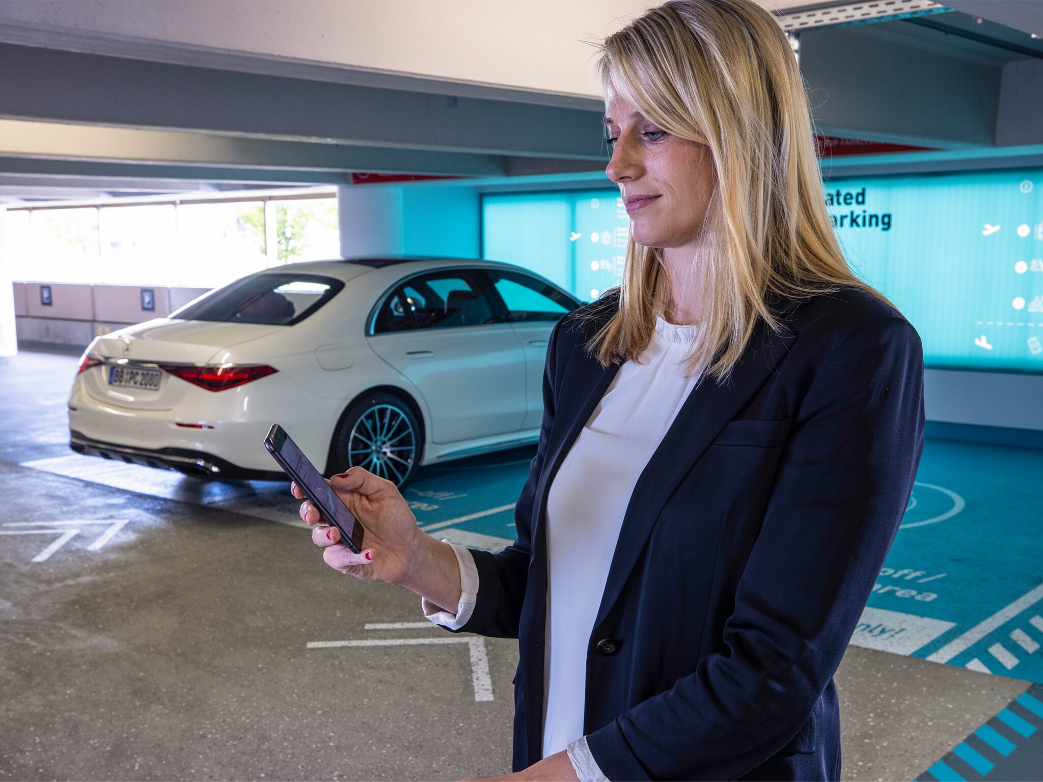 Wereldprimeur: bestuurderloos parkeren