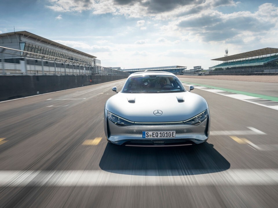 VISION EQXX verbreekt eigen efficiëntierecord tijdens zomerse roadtrip van Stuttgart naar Silverstone: 1.202 km op een enkele acculading.