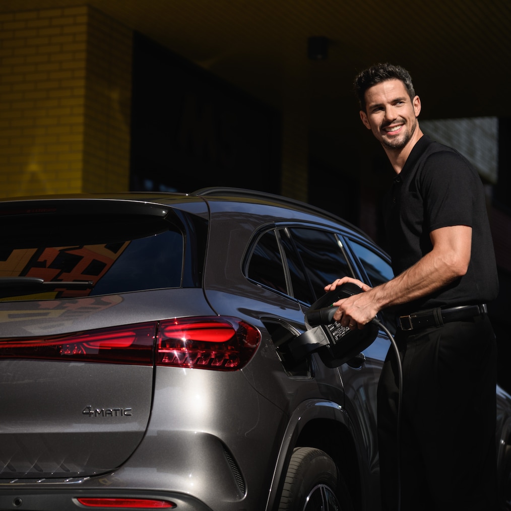 Zicht op een Mercedes-Benz EQA bij een laadstation.