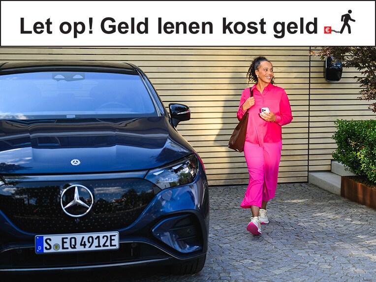 Een persoon loopt richting een Mercedes-Benz voertuig met een handtas op de schouder.