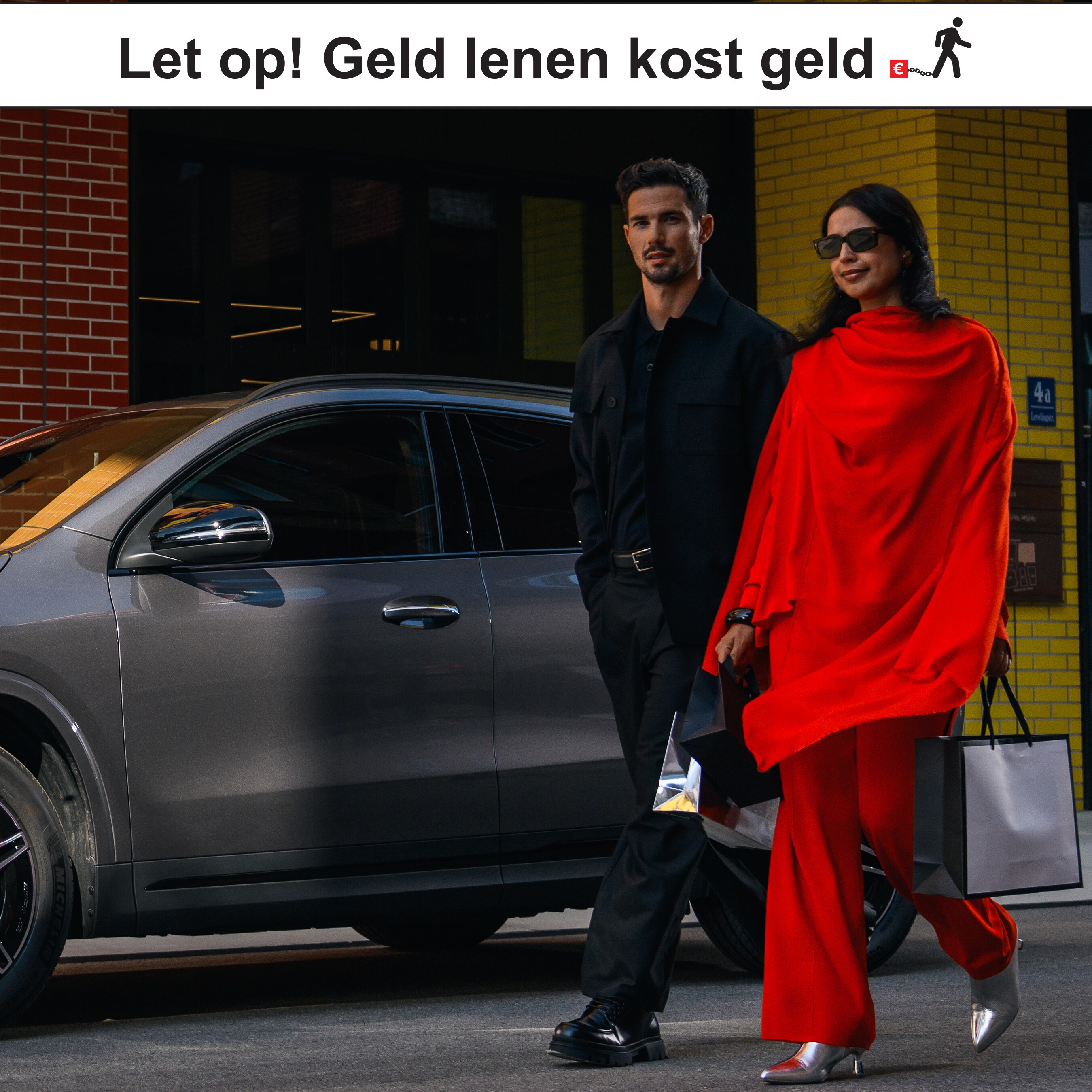 Een koppel loopt voorbij een Mercedes EQA.