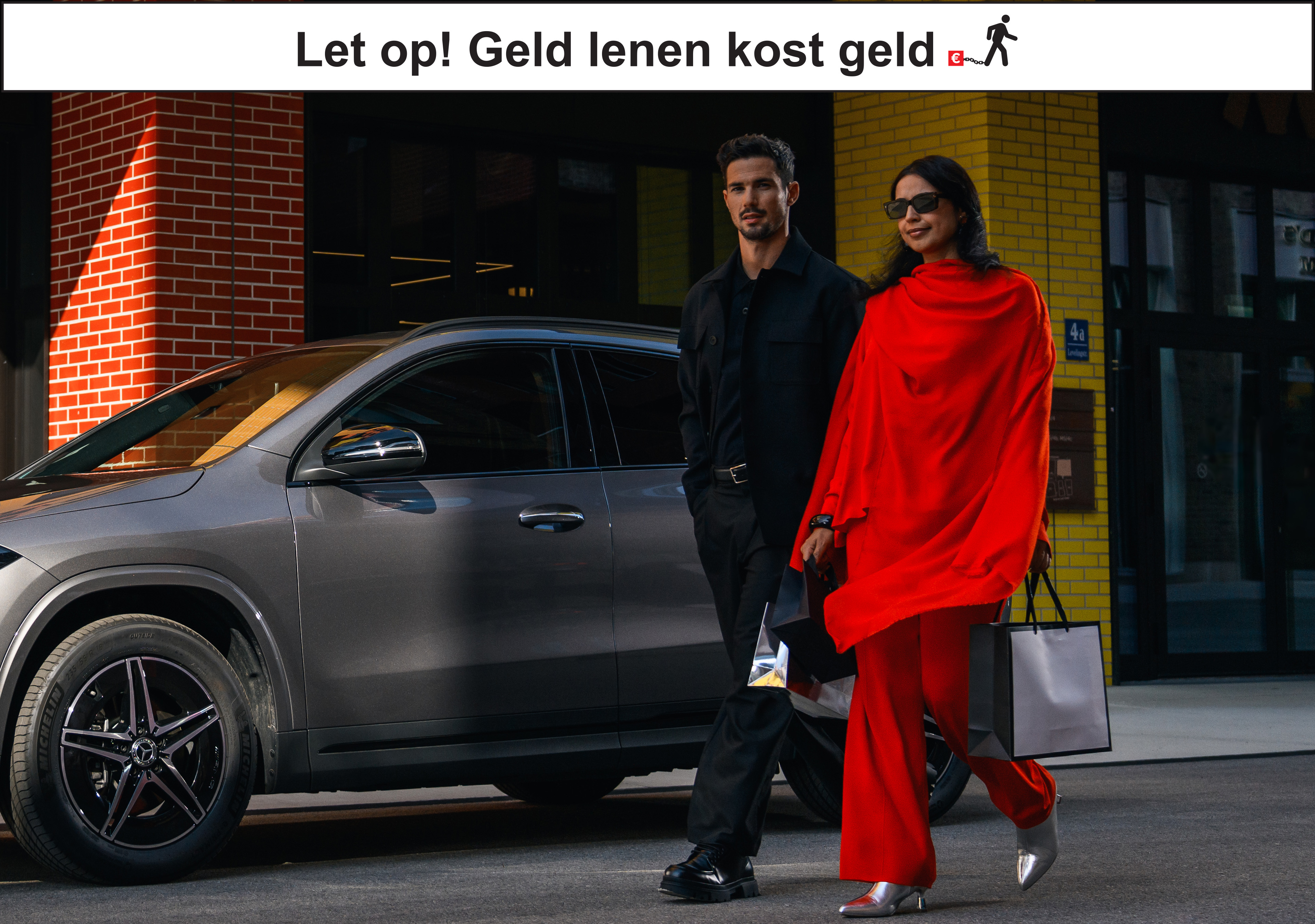Financiële diensten voor uw Mercedes-Benz Een koppel loopt voorbij een Mercedes EQA.