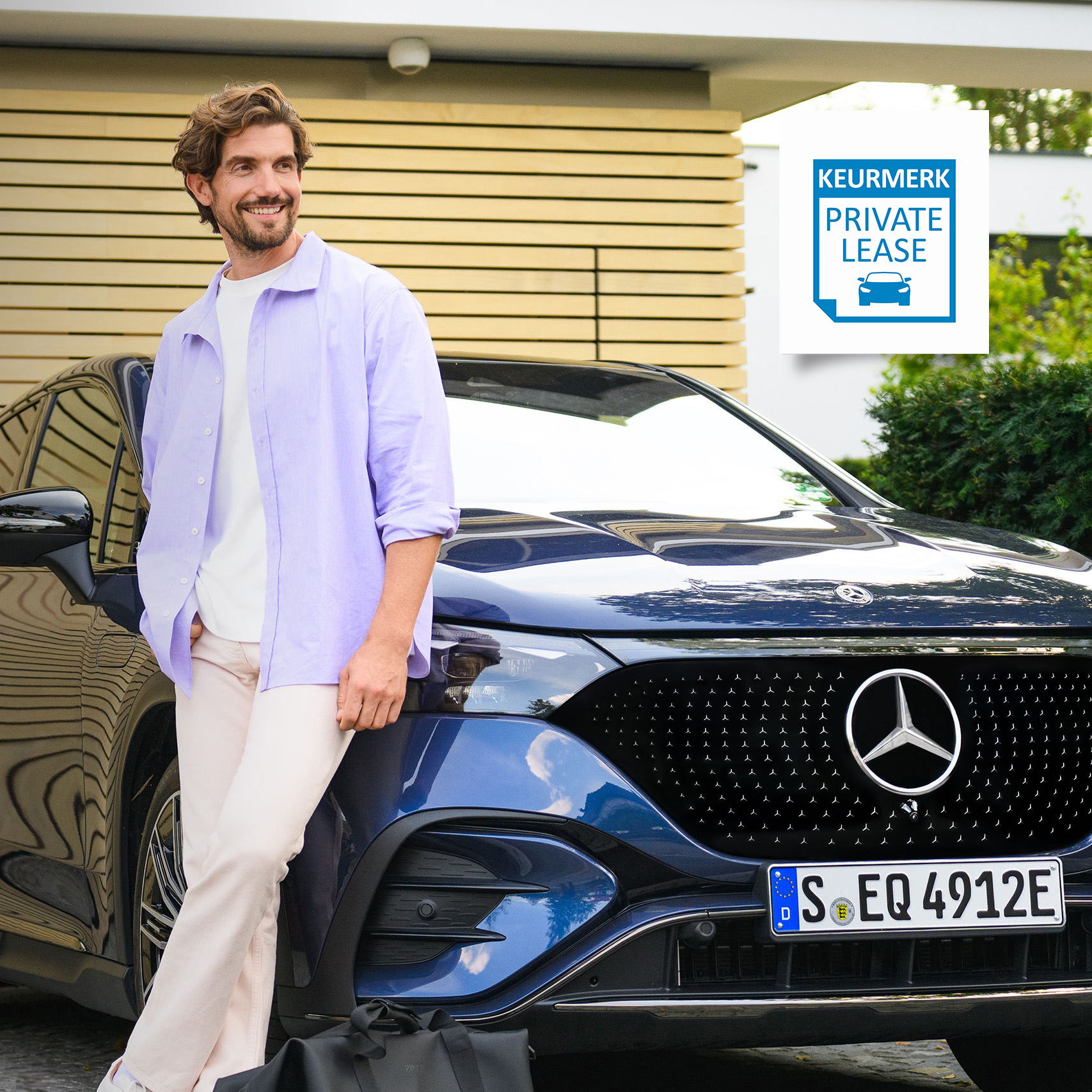 Private Lease voor uw Mercedes-Benz Een persoon die tegen een Mercedes-Benz voertuig leunt voor zijn woning.