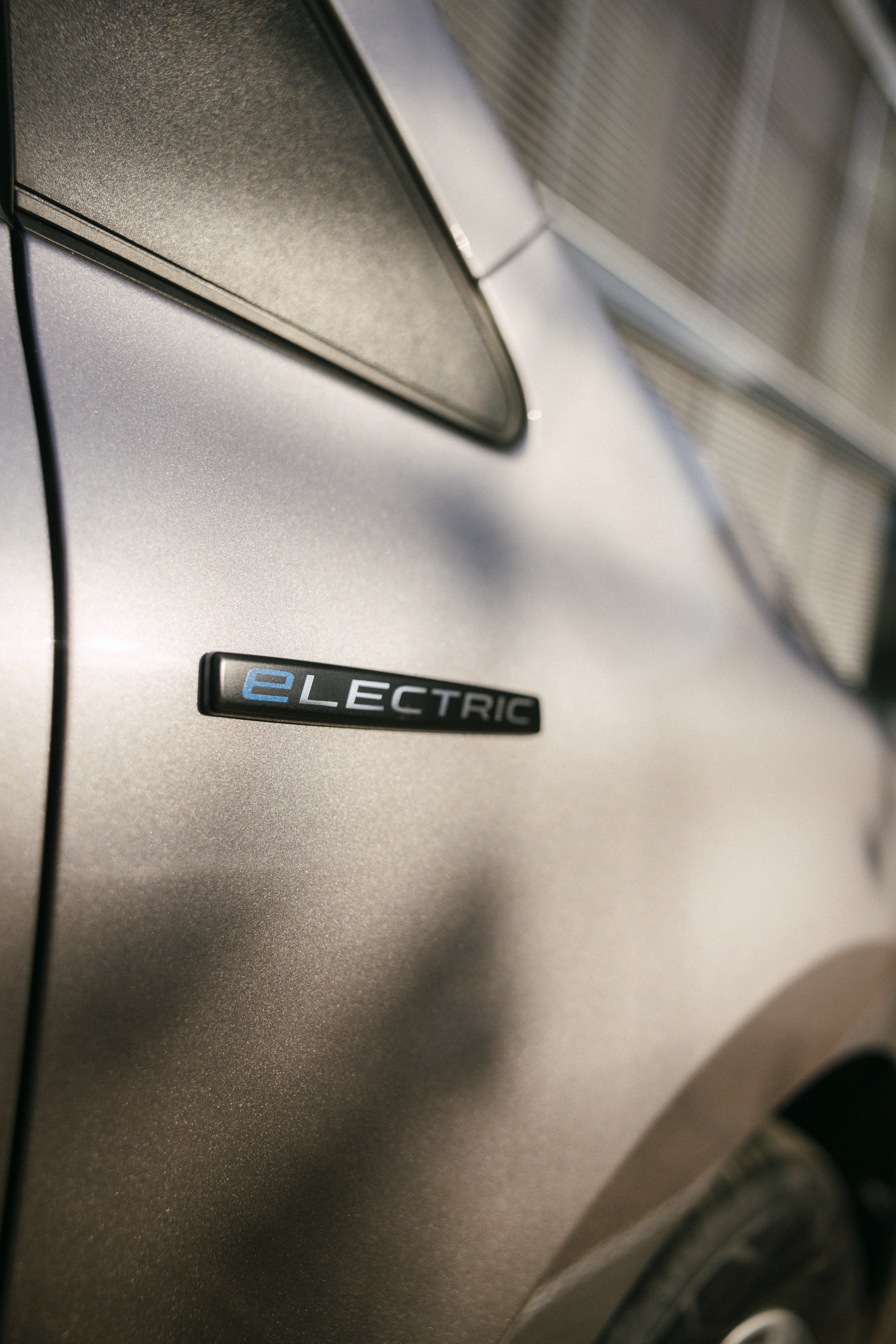 Elektrisch rijden aan 0,99% rente Rechter voorkant van een beige eCitan.