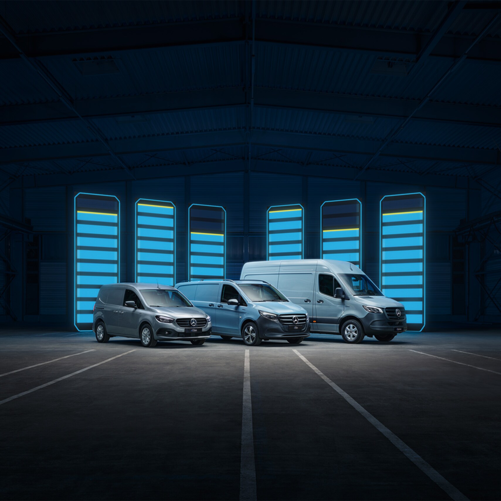 De eSprinter en eVito, elektrische bedrijfswagens Mercedes-Benz, staan samen in een stedelijke omgeving.