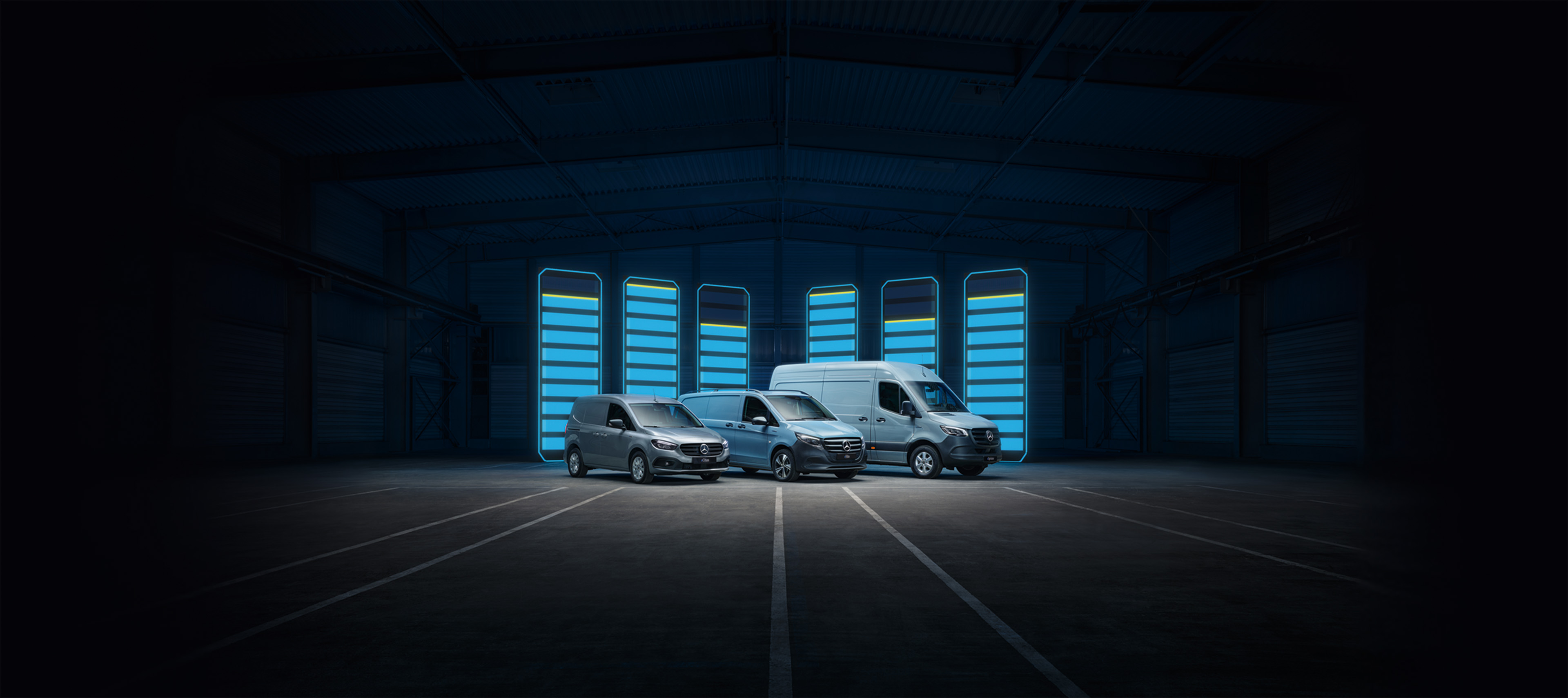 Elektrische bedrijfswagens | Mercedes-Benz Bedrijfswagens De eSprinter en eVito, elektrische bedrijfswagens Mercedes-Benz, staan samen in een stedelijke omgeving.