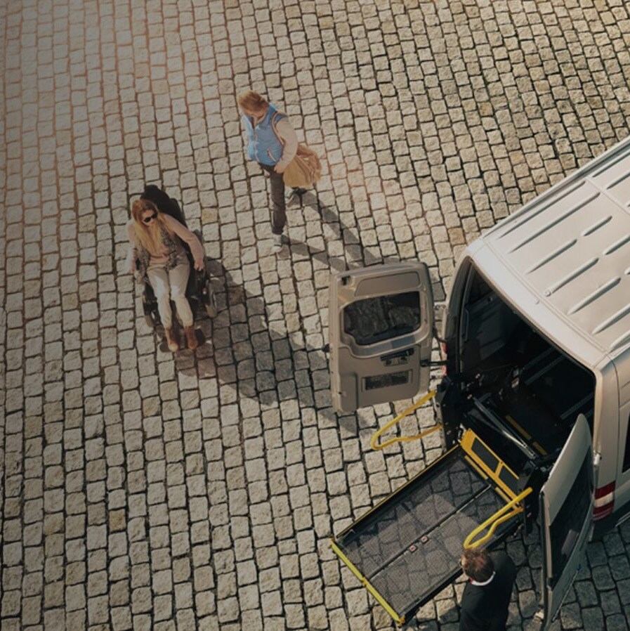 Een rolstoelbus van Mercedes-Benz