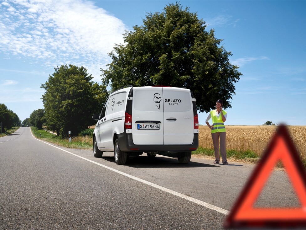 Een vrouw achter het stuurwiel van haar Mercedes-Benz.