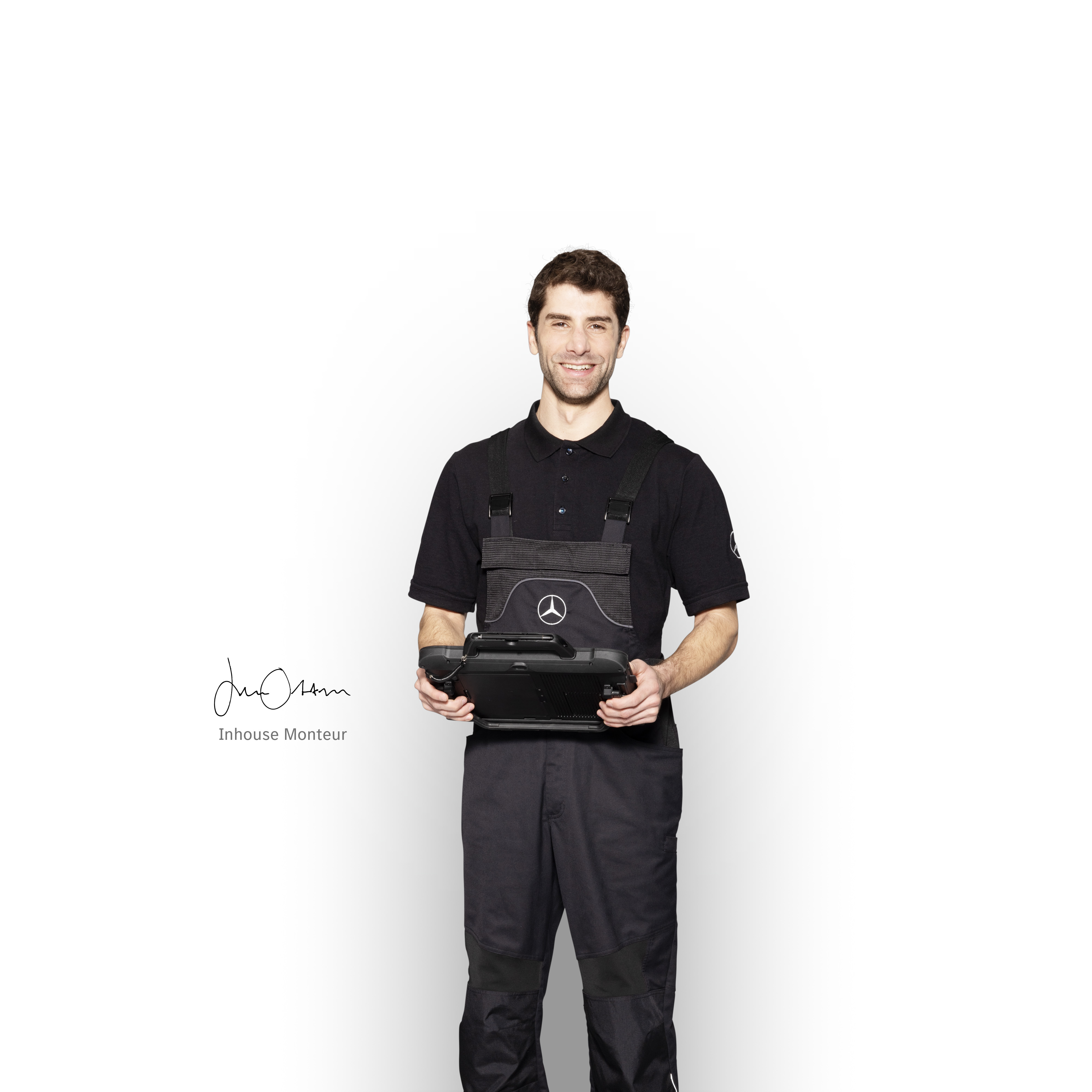 Mercedes-Benz reparatie Mercedes-Benz monteur in werkkleding met een tablet in de hand voor het melden van schade.