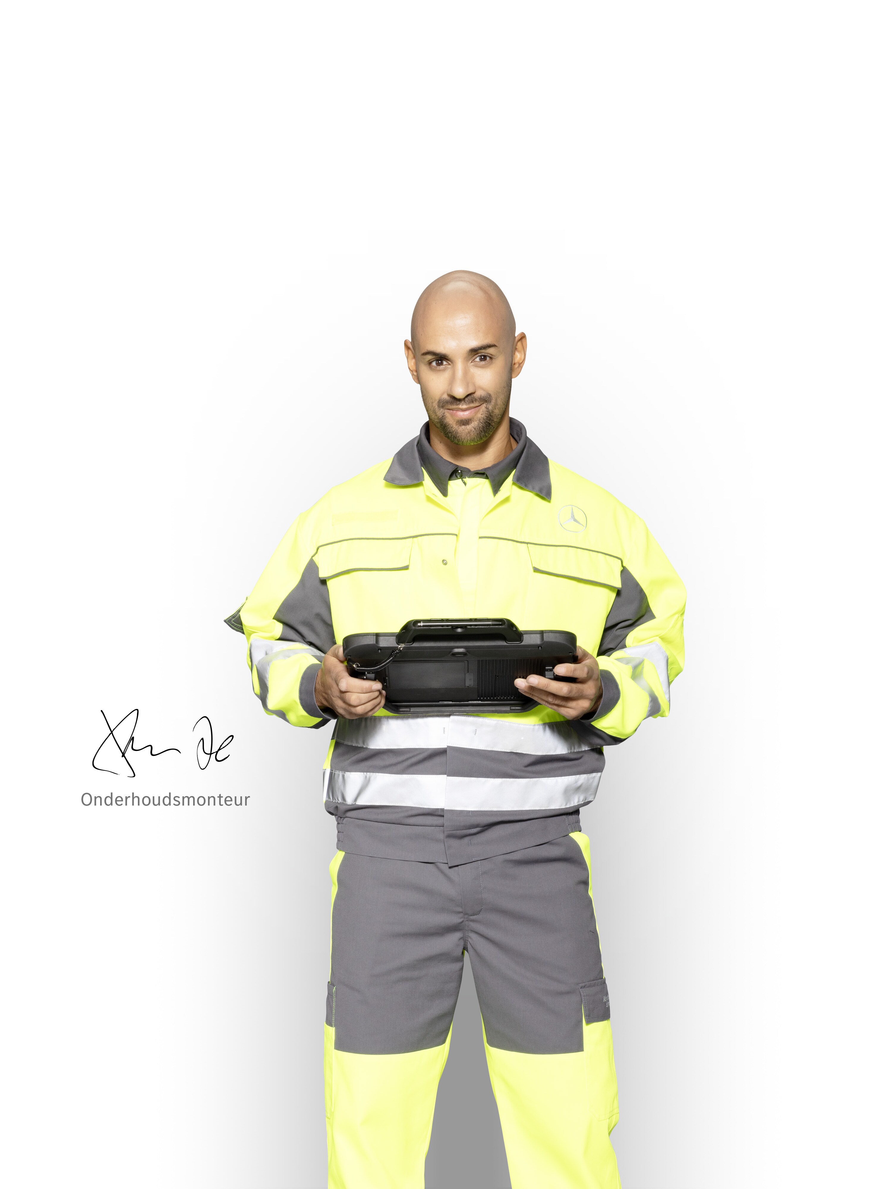 Mercedes-Benz onderhoudsmonteur met een tablet, klaar om de mobiliteitsgarantieservices voor uw bestelwagen te controleren