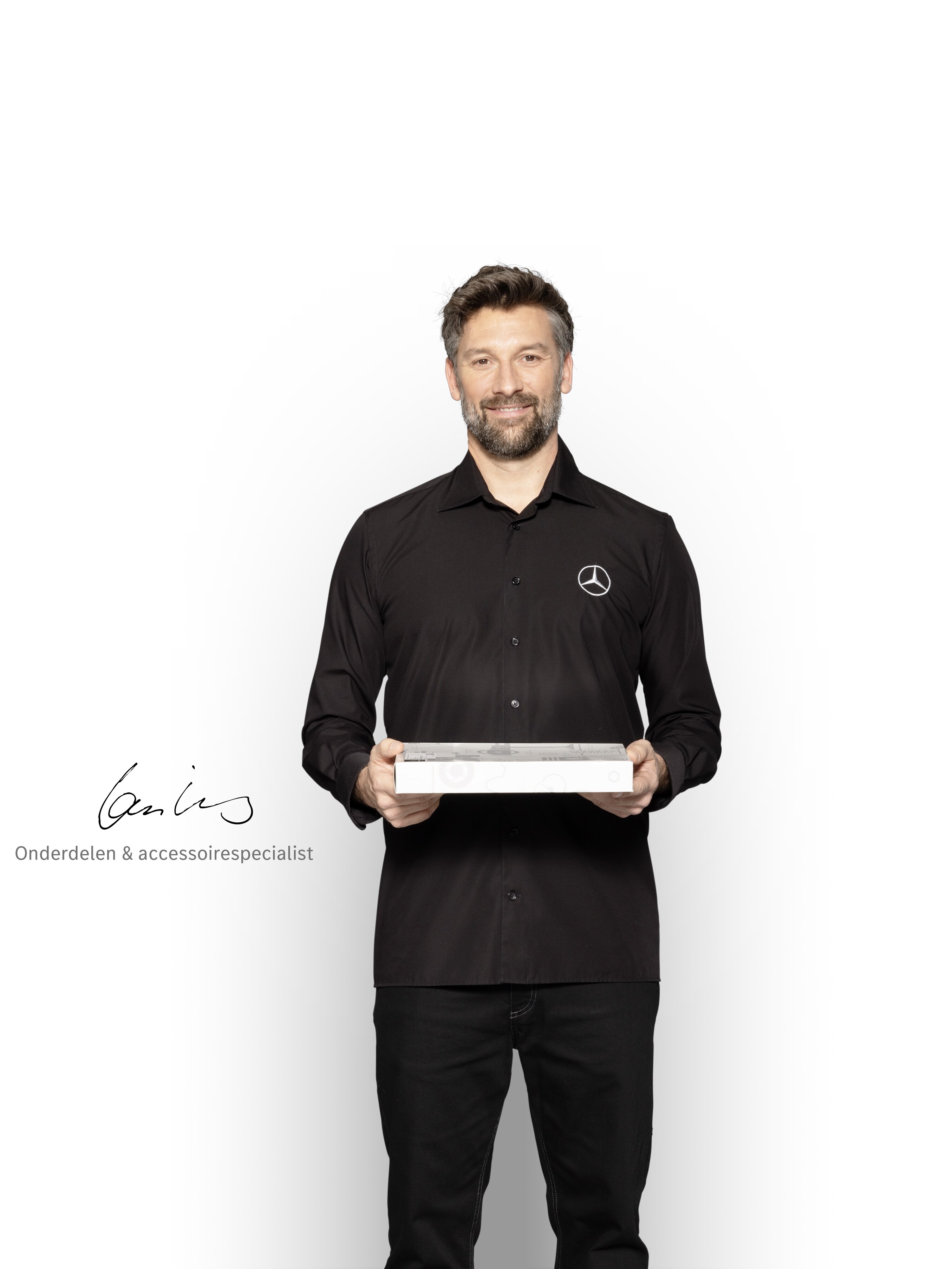 Onderdelenspecialist met tablet, klaar om te informeren over de kwaliteitsnormen van Mercedes-Benz
