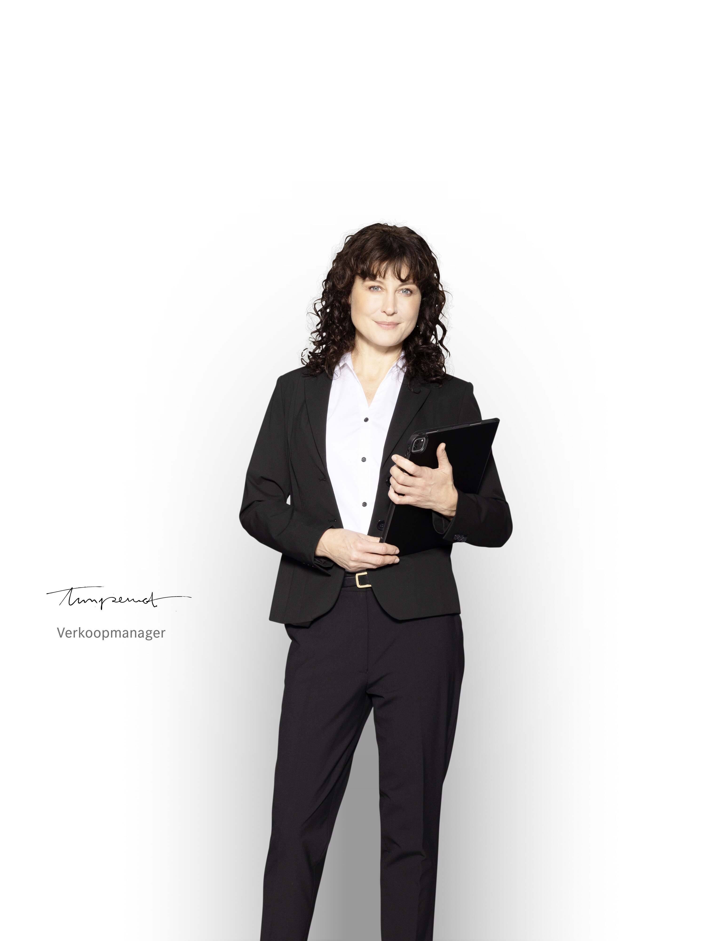 Mercedes-Benz Bedrijfswagen Verkoopmanager met een tablet, klaar om uitleg te geven over servicepakketten.