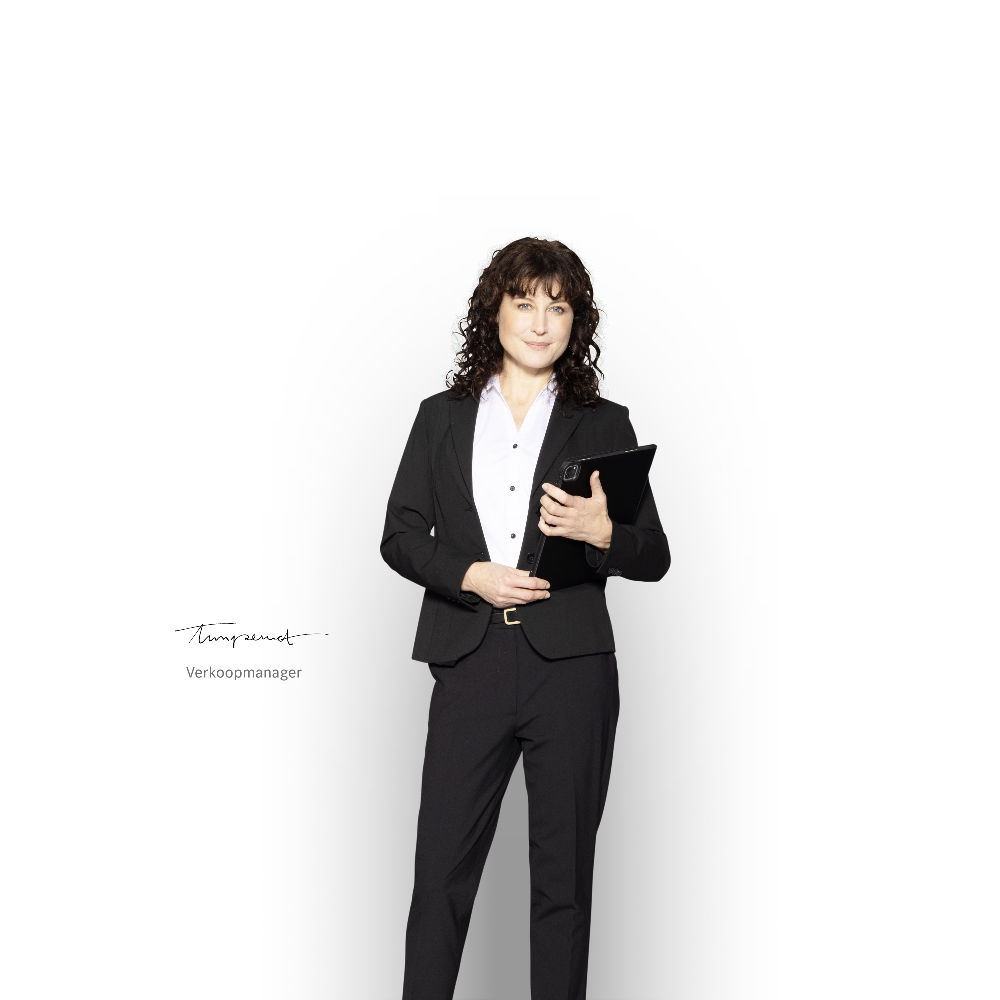 Mercedes-Benz Bedrijfswagen | ServiceCare Mercedes-Benz Bedrijfswagen Verkoopmanager met een tablet, klaar om uitleg te geven over servicepakketten.