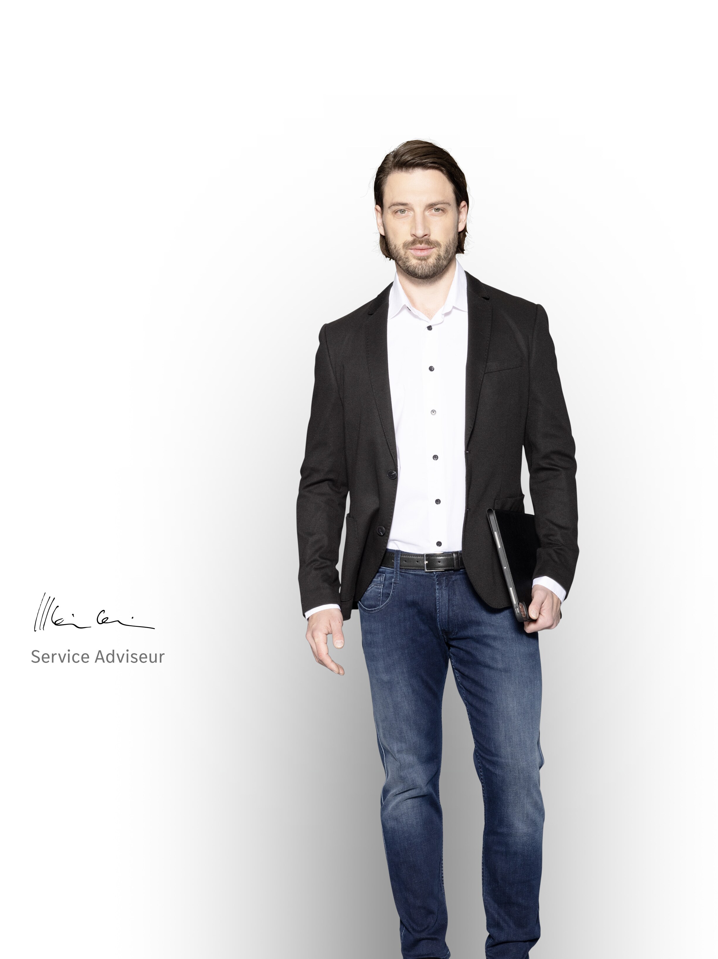 Serviceadviseur die naar u glimlacht en klaarstaat om u te helpen met uw Mercedes-Benz voertuigvloot.