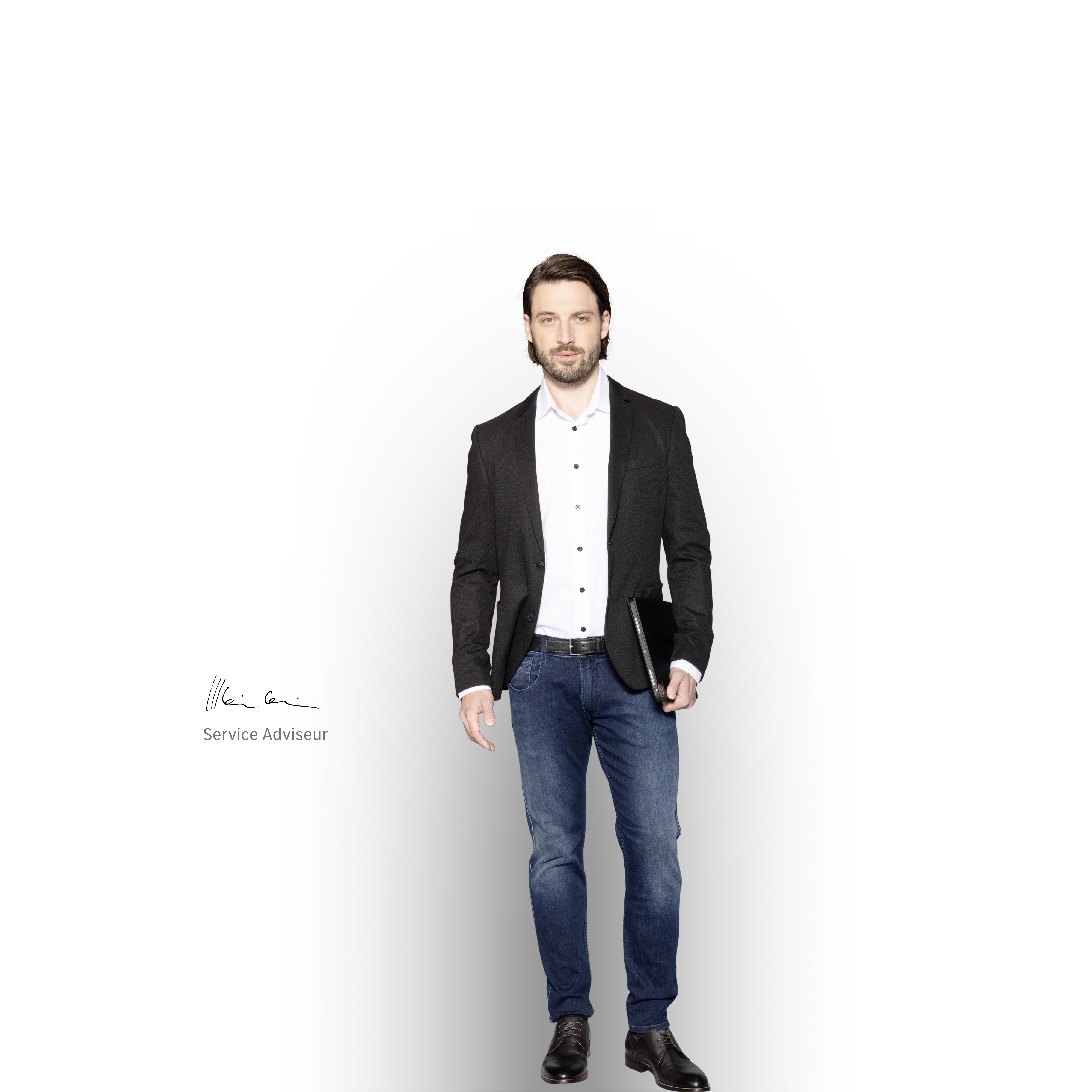 Mercedes-Benz | Bedrijfswagenservice Serviceadviseur die naar u glimlacht en klaarstaat om u te helpen met uw Mercedes-Benz voertuigvloot.