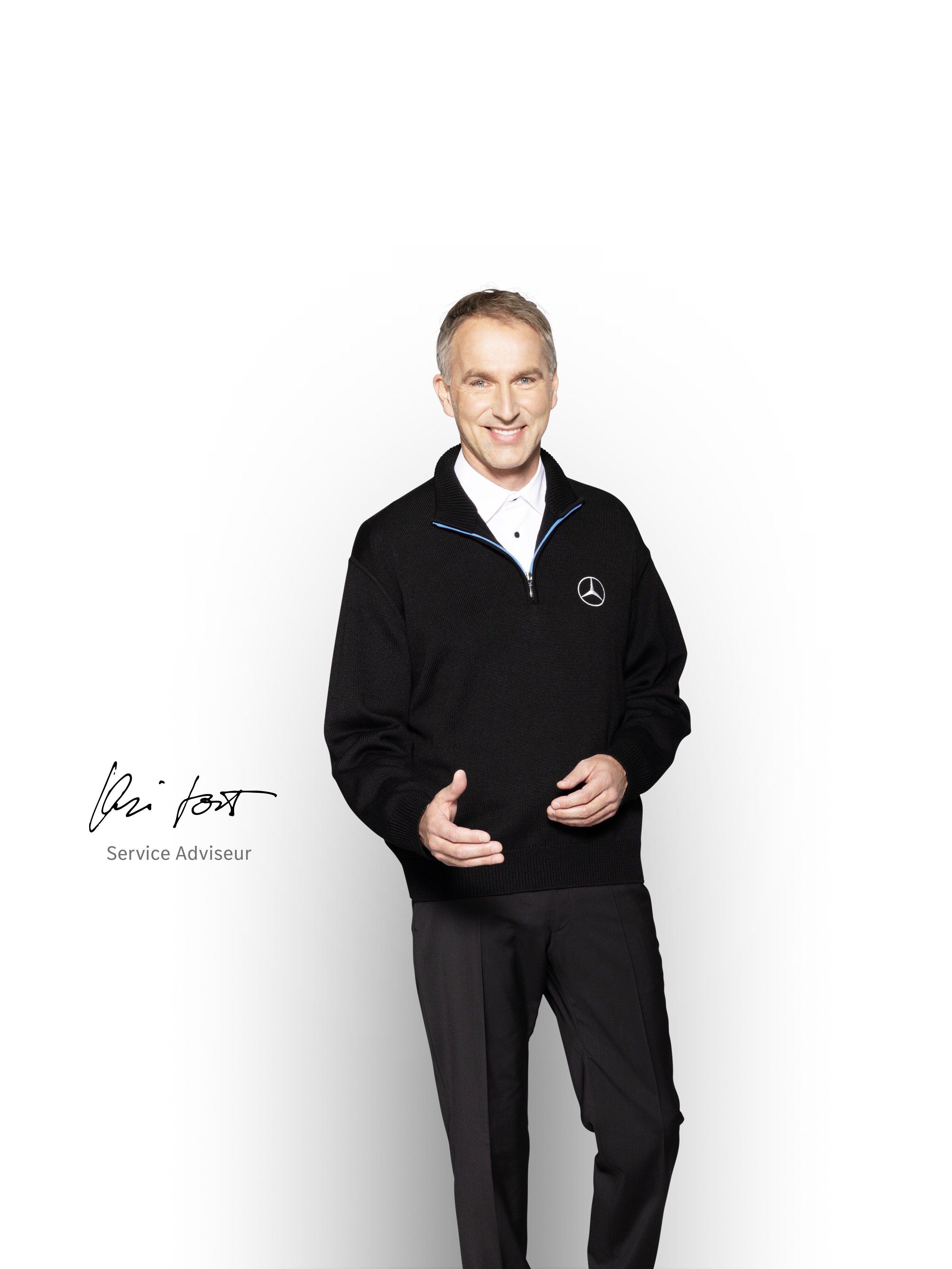 Mercedes-Benz service adviseur glimlacht als symbool voor betrouwbare onderhoudsservice van bedrijfswagens.