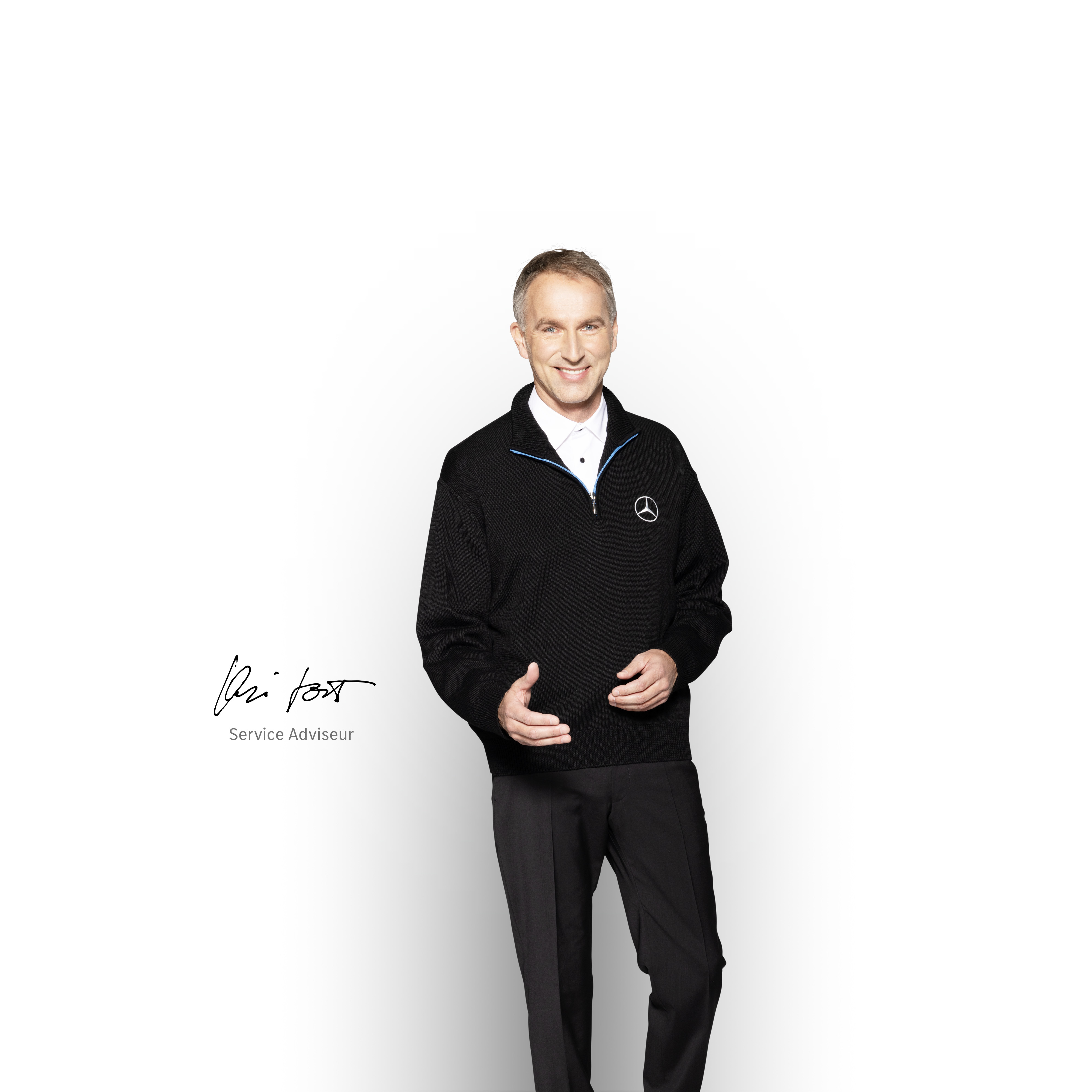 Mercedes-Benz Bedrijfswagens | Onderhoud Mercedes-Benz service adviseur glimlacht als symbool voor betrouwbare onderhoudsservice van bedrijfswagens.