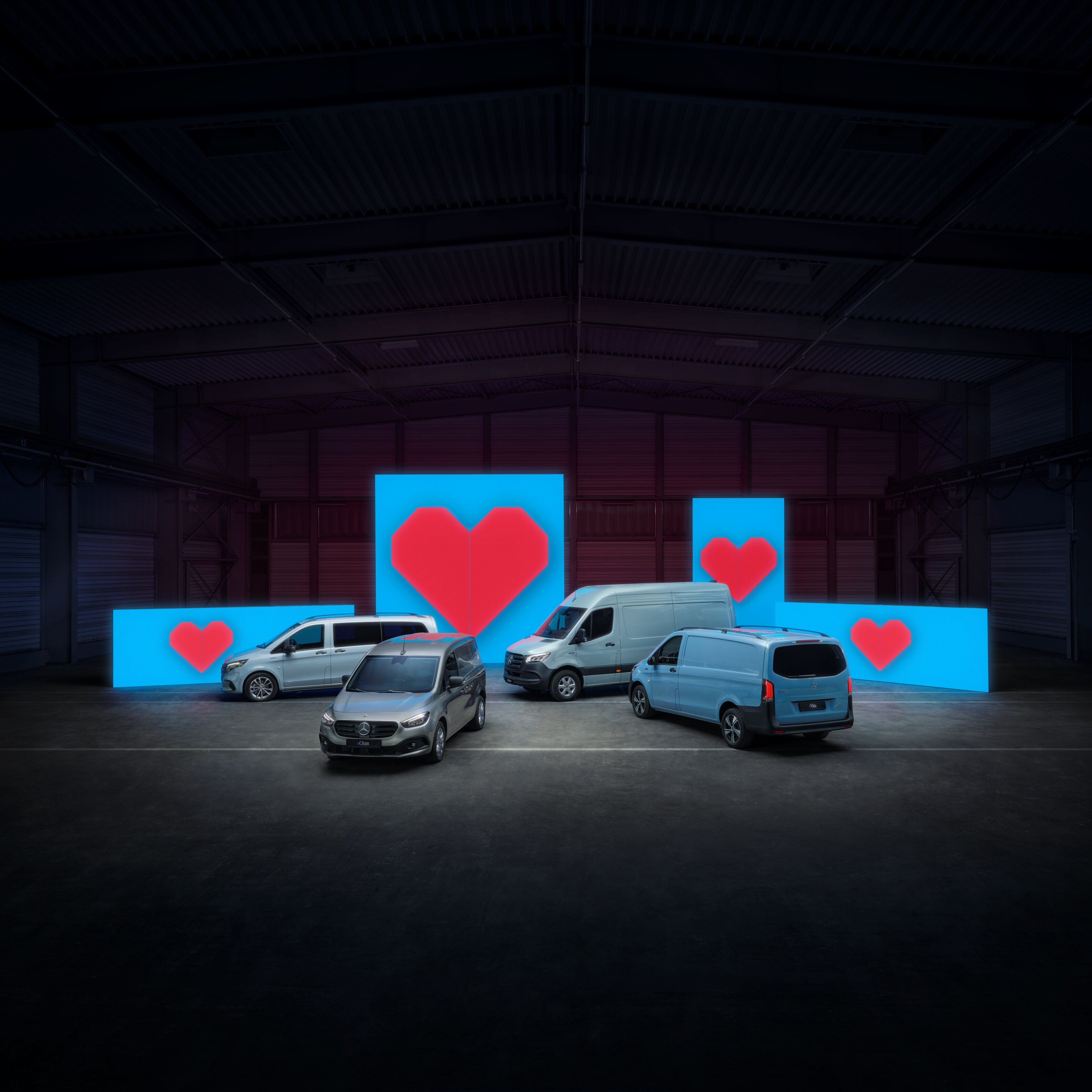 De eSprinter, eVito en eCitan, elektrische bestelwagens van Mercedes-Benz, staan samen in een stedelijke omgeving.