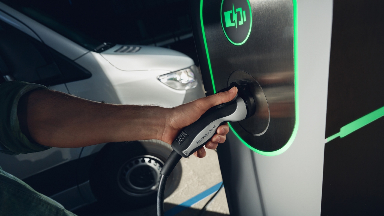 Opladen met een gewone laadpaal | Mercedes-Benz Van Opladen met een gewone laadpaal