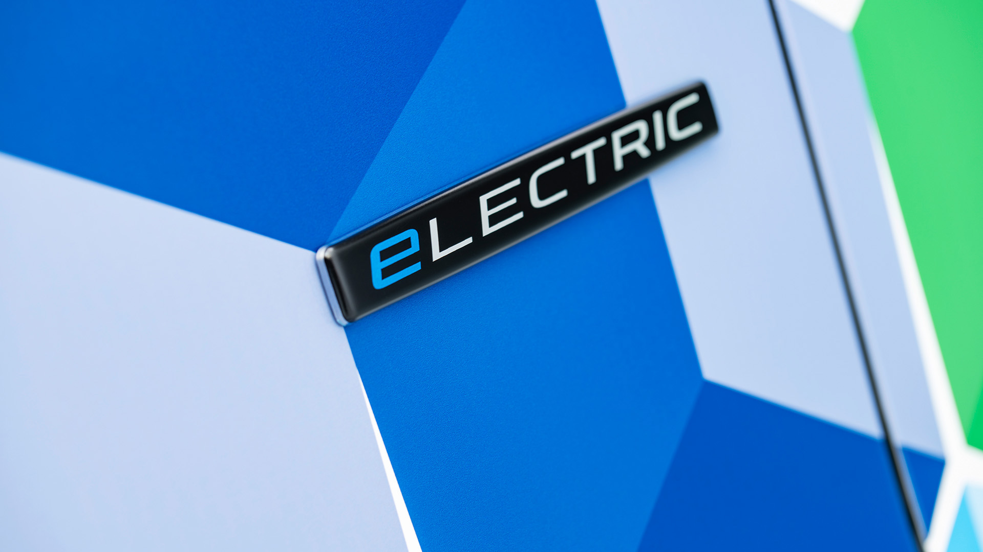 De volledig nieuw ontwikkelde elektrische aandrijflijn met synchrone motor levert een hoge vermogensdichtheid De volledig nieuw ontwikkelde elektrische aandrijflijn met synchrone motor levert een hoge vermogensdichtheid