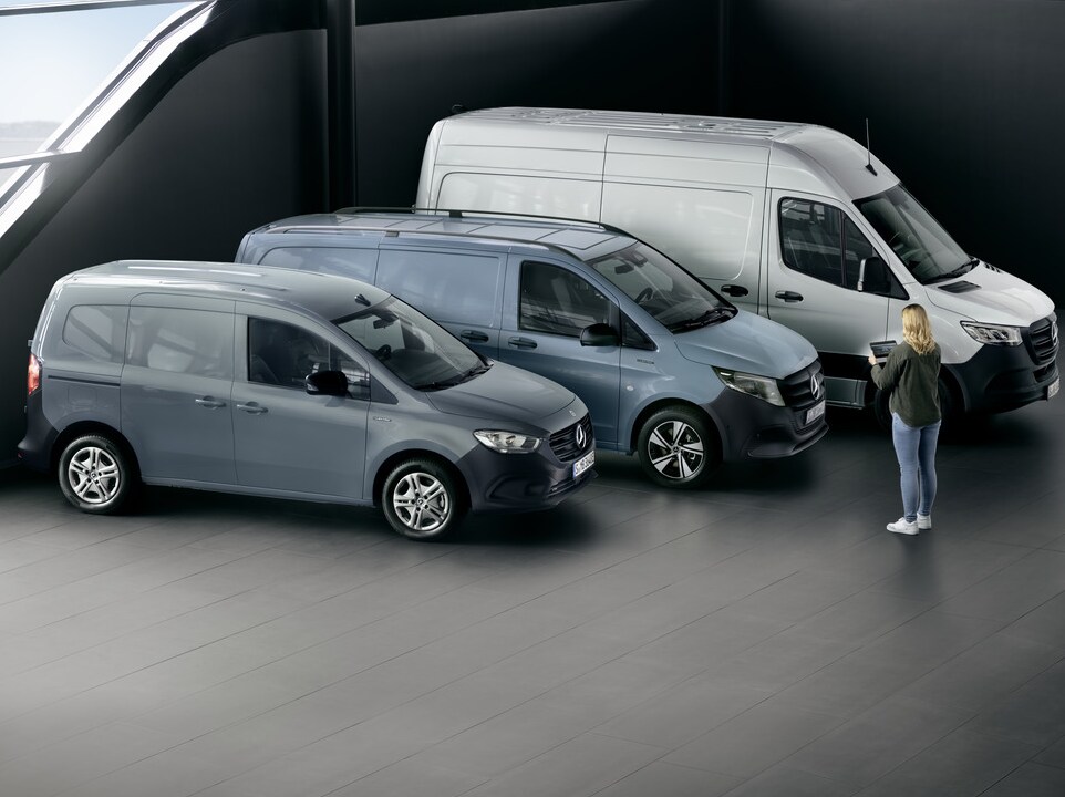 Een Mercedes-Benz Sprinter gesloten bestelwagen wordt geladen.