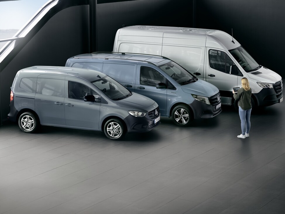 Een Mercedes-Benz Sprinter gesloten bestelwagen wordt geladen.
