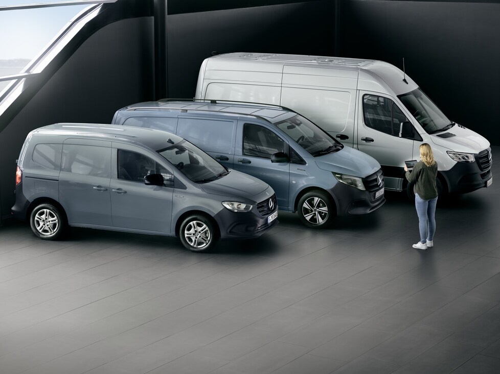 Een Mercedes-Benz bestelwagen met geopende bagageruimte.