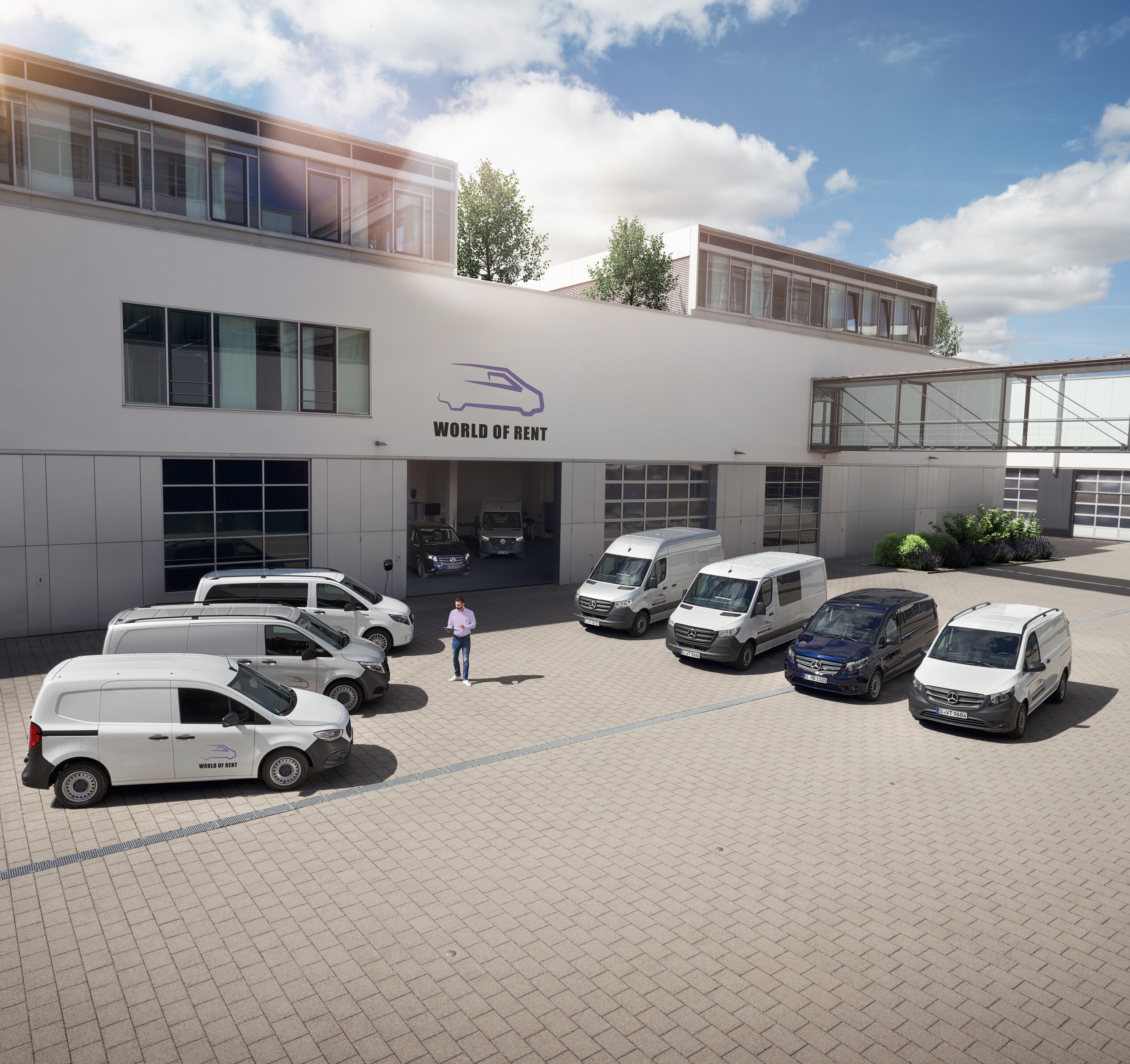 Vloot Mercedes-Benz Bedrijfswagens geparkeerd voor een bedrijfspand als symbool voor vlootservices en wagenparkbeheer.