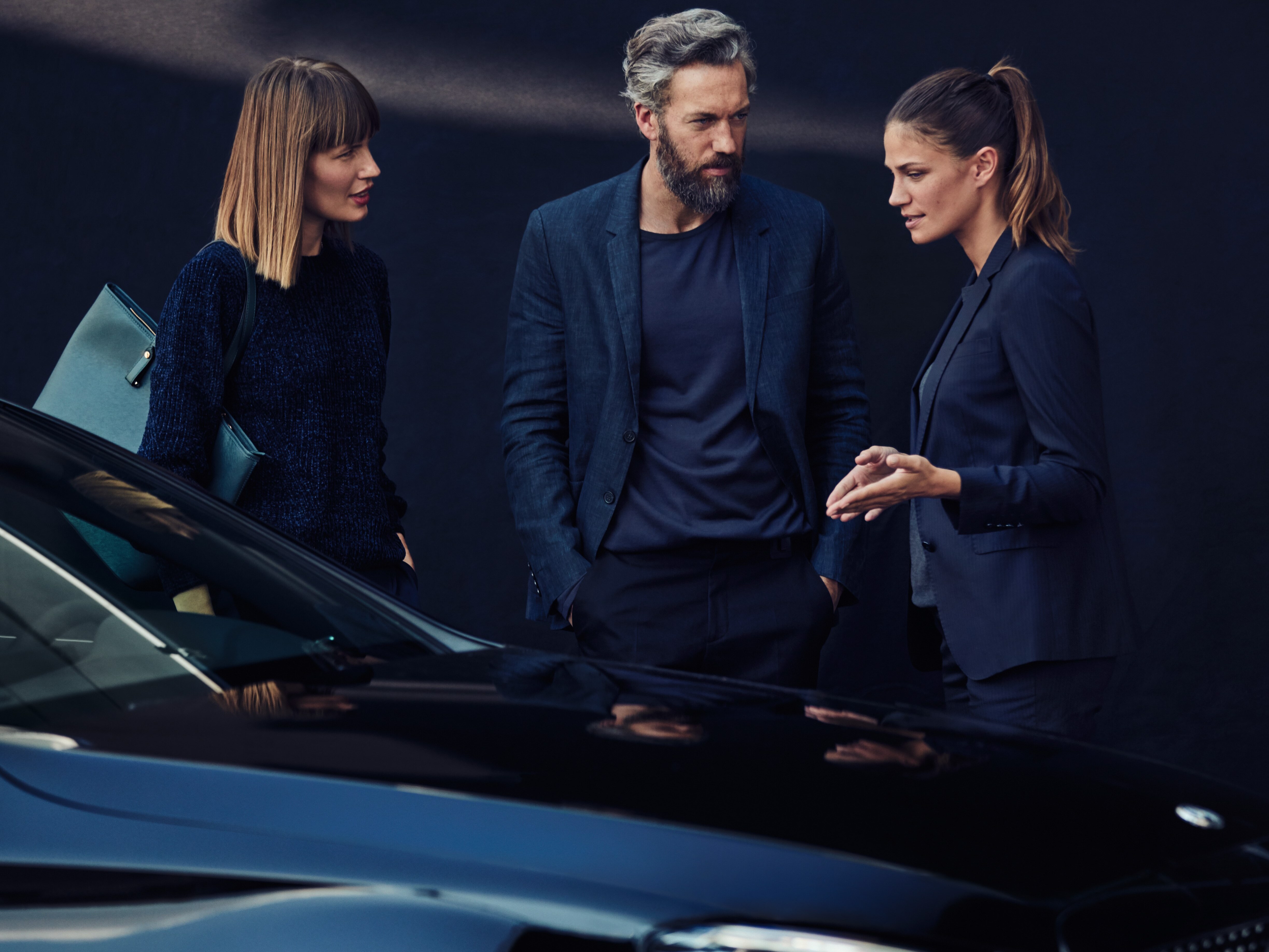 Het beeld toont een Mercedes-Benz E-Klasse op een parking met op de achtergrond gebouwen.